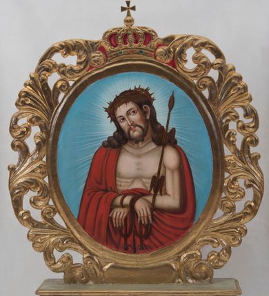 Zdjęcie nr 1: Pole obrazowe feretronu uzyskało kształt owalu ujętego w złoconą, ażurową ramę skomponowaną z liści akantu. Całość obramienia wieńczy zamknięta, korona z krzyżykiem na globie, wypełniona purpurą z obręczą naśladującą kameryzację. Na awersie w polu obrazowym feretronu przedstawiono Chrystusa Bolesnego w typie Ecce Homo. Postać ukazana została w półpostaci z głową lekko przechyloną w prawą stronę. Chrystus ma ręce związane w nadgarstkach. W prawej ręce trzyma trzcinę. Zarówno twarz, jak i tors otrzymały jasną karnację. Jego umęczone oblicze charakteryzuje prosty nos, szeroko otwarte oczy oraz wydatne, czerwone usta. Głowę okalają jasnobrązowe włosy, odsłaniające lewe ucho, które puklami opadają na ramiona. Wokół twarzy widoczny jest krótki zarost przechodzący w charakterystycznie zawiniętą podwójnie brodę. Na głowie ma małą koronę cierniową, spod której ciekną strużki krwi, widoczne na czole, skroniach, włosach, torsie i rękach. Chrystus na ramionach ma narzucony purpurowy płaszcz zakrywający prawe ramię, którego obie poły są zawinięte na wysokości skrępowanych dłoni. Jego postać otaczają delikatnie zaznaczone jasne promienie widoczne na jasnoniebieskim tle całego przedstawienia. Na rewersie pola obrazowego feretronu namalowano wizerunek Matki Boskiej Częstochowskiej. Madonna została ukazana frontalnie w półpostaci. Prawą ręką wskazuje na trzymane na lewym ramieniu Dzieciątko Jezus. Jej podłużną twarz o ciemnej karnacji charakteryzuje wydatny, prosty nos, migdałowe oczy, mięsiste usta oraz dwa równoległe cięcia widoczne na prawym policzku. Na głowie ma ciemnoniebieski maforion podbity czerwienią i lamowany ciemnoochrową taśmą, odsłaniający fragment szkarłatnej sukni na piersi oraz prawy jej rękaw. Pod szyją namalowano potrójny sznur pereł z zawieszonym na nim srebrnym krzyżykiem. Maria ma na głowie wysoką koronę o obłych sterczynach, dekorowaną imitacją pereł oraz kamieni szlachetnych. Dzieciątko zostało ujęte w trzech trzecich, z głową zwróconą w prawą stronę. Prawą rękę wznosi w geście błogosławieństwa, w lewej natomiast trzyma gruby kodeks Ewangelii w szkarłatnej okładce. Mały Jezus ma owalną twarz o ciemnej karnacji. Widoczny jest wydatny nos i usta oraz szeroko otwarte oczy. Ma na sobie szkarłatnoczerwoną tunikę zdobioną srebrnymi rozetkami i lamowaną ciemnoochrową grubą taśmą. Głowę Chrystusa wieńczy wysoka korona, kształtem i dekoracją zbliżona do korony Madonny. Głowy postaci otaczają złocistoochrowe nimby, poszerzone o czerwonożółty otok ze złotymi gwiazdami oraz dodatkowo malowane jasne promienie widoczne na jasnoniebieskim tle obrazu. 
