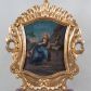 Zdjęcie nr 1: Pole obrazowe feretronu uzyskało kształt nieregularny. Ujmuje je wklęsło-wypukła profilowana rama, otoczona spływami wolutowymi oraz motywami rocaille. Niski, fazowany postument do którego przymocowano górną cześć feletronu przepruto dwoma kwadratowymi otworami umożliwiającymi włożenie drążków do noszenia.

Na awersie feretronu w polu obrazowym ukazano w ujęciu en trois quarts pokutującą świętą Marię Magdalenę ujętą w pozycji półsiedzącej przed grotą. Święta lewą nogę wspiera na kamiennym stopniu. Ma głowę uniesioną w stronę nieba. Prawą rękę wspiera na piersi, w lewej zaś trzyma drewniany krucyfiks oparty o otwartą księgę. Księga spoczywa na skalnej półce. Pod nią widoczna jest zwisająca włosienica, a przed nią leży trupia czaszka. Maria Magdalen ma jasną karnację, duże, zalane łzami oczy, wydatny nos i pełne, rumiane policzki oraz niskie czoło. Głowę otaczają długie, jasnobrązowe włosy rozczesane na środku głowy i opadające do połowy ramion oraz promienisty nimb. Postać odziana jest w sięgającą ziemi niebieską suknię przepasaną cienką, złotą taśmą, z długimi rękawami podwiniętymi do łokci. Przez lewe ramię ma przerzucony jasno różowy płaszcz, którego poła opada za nią. Na kamiennym stopniu, o który nogą wspiera się święta, stoi kulista waza, a obok niej leży dyscyplina. Skały groty porośnięte są trawą. Za Marią Magdaleną na tle wstającej jutrzenki rozpościera się pejzaż z widocznym fragmentem wzgórza oraz drzewem. 

Na rewersie feretronu w polu obrazowym przedstawiono pokutującą św. Rozalię. Pokutnica została ukazana w 2/3 postaci w ujęciu en trois quart, siedząc przy wejściu do groty. Święta na wysokości piersi ma ręce złożone do modlitwy. O jej lewe ramię oparty jest drewniany krucyfiks. Rozalię charakteryzuje owalna twarz z rumianymi policzkami, prosty, wydatny nos, pełne usta i oczy zwrócone ku górze. Na głowie ma różany wianek spod którego na ramiona opadają długie jasnobrązowe włosy. Ubrana jest w jasnofioletową suknię z długimi rękawami, w partii dekoltu obszytą wąską, złotą taśmą. Na ramionach ma narzucony zielony płaszcz, podbity jasną ochrą, którego wywinięta poła prawie w większości okrywa jej postać. Pod prawym łokciem widoczna jest leżąca na skalnej półce otwarta księga, przed którą leży trupia czaszka. Za Rozalią rozpościera się górzysty pejzaż z motywem niebiesko różowego nieba. U spodu skalnej półki, na której leży księga i czaszka, tuż przy ramie obrazu, widoczny jest napis: „S. Rozalia R:P: 1862.”
