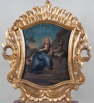 Zdjęcie nr 1: Pole obrazowe feretronu uzyskało kształt nieregularny. Ujmuje je wklęsło-wypukła profilowana rama, otoczona spływami wolutowymi oraz motywami rocaille. Niski, fazowany postument do którego przymocowano górną cześć feletronu przepruto dwoma kwadratowymi otworami umożliwiającymi włożenie drążków do noszenia.

Na awersie feretronu w polu obrazowym ukazano w ujęciu en trois quarts pokutującą świętą Marię Magdalenę ujętą w pozycji półsiedzącej przed grotą. Święta lewą nogę wspiera na kamiennym stopniu. Ma głowę uniesioną w stronę nieba. Prawą rękę wspiera na piersi, w lewej zaś trzyma drewniany krucyfiks oparty o otwartą księgę. Księga spoczywa na skalnej półce. Pod nią widoczna jest zwisająca włosienica, a przed nią leży trupia czaszka. Maria Magdalen ma jasną karnację, duże, zalane łzami oczy, wydatny nos i pełne, rumiane policzki oraz niskie czoło. Głowę otaczają długie, jasnobrązowe włosy rozczesane na środku głowy i opadające do połowy ramion oraz promienisty nimb. Postać odziana jest w sięgającą ziemi niebieską suknię przepasaną cienką, złotą taśmą, z długimi rękawami podwiniętymi do łokci. Przez lewe ramię ma przerzucony jasno różowy płaszcz, którego poła opada za nią. Na kamiennym stopniu, o który nogą wspiera się święta, stoi kulista waza, a obok niej leży dyscyplina. Skały groty porośnięte są trawą. Za Marią Magdaleną na tle wstającej jutrzenki rozpościera się pejzaż z widocznym fragmentem wzgórza oraz drzewem. 

Na rewersie feretronu w polu obrazowym przedstawiono pokutującą św. Rozalię. Pokutnica została ukazana w 2/3 postaci w ujęciu en trois quart, siedząc przy wejściu do groty. Święta na wysokości piersi ma ręce złożone do modlitwy. O jej lewe ramię oparty jest drewniany krucyfiks. Rozalię charakteryzuje owalna twarz z rumianymi policzkami, prosty, wydatny nos, pełne usta i oczy zwrócone ku górze. Na głowie ma różany wianek spod którego na ramiona opadają długie jasnobrązowe włosy. Ubrana jest w jasnofioletową suknię z długimi rękawami, w partii dekoltu obszytą wąską, złotą taśmą. Na ramionach ma narzucony zielony płaszcz, podbity jasną ochrą, którego wywinięta poła prawie w większości okrywa jej postać. Pod prawym łokciem widoczna jest leżąca na skalnej półce otwarta księga, przed którą leży trupia czaszka. Za Rozalią rozpościera się górzysty pejzaż z motywem niebiesko różowego nieba. U spodu skalnej półki, na której leży księga i czaszka, tuż przy ramie obrazu, widoczny jest napis: „S. Rozalia R:P: 1862.”
