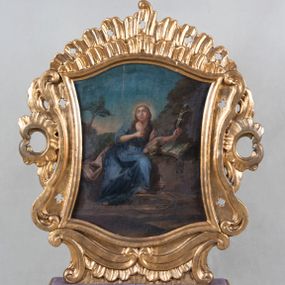 Zdjęcie nr 1: Pole obrazowe feretronu uzyskało kształt nieregularny. Ujmuje je wklęsło-wypukła profilowana rama, otoczona spływami wolutowymi oraz motywami rocaille. Niski, fazowany postument do którego przymocowano górną cześć feletronu przepruto dwoma kwadratowymi otworami umożliwiającymi włożenie drążków do noszenia.

Na awersie feretronu w polu obrazowym ukazano w ujęciu en trois quarts pokutującą świętą Marię Magdalenę ujętą w pozycji półsiedzącej przed grotą. Święta lewą nogę wspiera na kamiennym stopniu. Ma głowę uniesioną w stronę nieba. Prawą rękę wspiera na piersi, w lewej zaś trzyma drewniany krucyfiks oparty o otwartą księgę. Księga spoczywa na skalnej półce. Pod nią widoczna jest zwisająca włosienica, a przed nią leży trupia czaszka. Maria Magdalen ma jasną karnację, duże, zalane łzami oczy, wydatny nos i pełne, rumiane policzki oraz niskie czoło. Głowę otaczają długie, jasnobrązowe włosy rozczesane na środku głowy i opadające do połowy ramion oraz promienisty nimb. Postać odziana jest w sięgającą ziemi niebieską suknię przepasaną cienką, złotą taśmą, z długimi rękawami podwiniętymi do łokci. Przez lewe ramię ma przerzucony jasno różowy płaszcz, którego poła opada za nią. Na kamiennym stopniu, o który nogą wspiera się święta, stoi kulista waza, a obok niej leży dyscyplina. Skały groty porośnięte są trawą. Za Marią Magdaleną na tle wstającej jutrzenki rozpościera się pejzaż z widocznym fragmentem wzgórza oraz drzewem. 

Na rewersie feretronu w polu obrazowym przedstawiono pokutującą św. Rozalię. Pokutnica została ukazana w 2/3 postaci w ujęciu en trois quart, siedząc przy wejściu do groty. Święta na wysokości piersi ma ręce złożone do modlitwy. O jej lewe ramię oparty jest drewniany krucyfiks. Rozalię charakteryzuje owalna twarz z rumianymi policzkami, prosty, wydatny nos, pełne usta i oczy zwrócone ku górze. Na głowie ma różany wianek spod którego na ramiona opadają długie jasnobrązowe włosy. Ubrana jest w jasnofioletową suknię z długimi rękawami, w partii dekoltu obszytą wąską, złotą taśmą. Na ramionach ma narzucony zielony płaszcz, podbity jasną ochrą, którego wywinięta poła prawie w większości okrywa jej postać. Pod prawym łokciem widoczna jest leżąca na skalnej półce otwarta księga, przed którą leży trupia czaszka. Za Rozalią rozpościera się górzysty pejzaż z motywem niebiesko różowego nieba. U spodu skalnej półki, na której leży księga i czaszka, tuż przy ramie obrazu, widoczny jest napis: „S. Rozalia R:P: 1862.”
