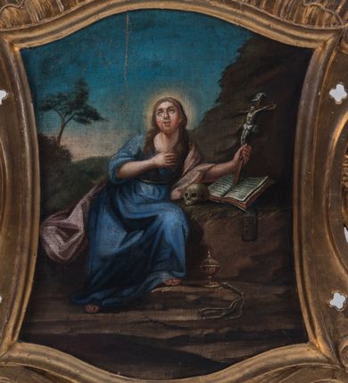 Zdjęcie nr 2: Pole obrazowe feretronu uzyskało kształt nieregularny. Ujmuje je wklęsło-wypukła profilowana rama, otoczona spływami wolutowymi oraz motywami rocaille. Niski, fazowany postument do którego przymocowano górną cześć feletronu przepruto dwoma kwadratowymi otworami umożliwiającymi włożenie drążków do noszenia.

Na awersie feretronu w polu obrazowym ukazano w ujęciu en trois quarts pokutującą świętą Marię Magdalenę ujętą w pozycji półsiedzącej przed grotą. Święta lewą nogę wspiera na kamiennym stopniu. Ma głowę uniesioną w stronę nieba. Prawą rękę wspiera na piersi, w lewej zaś trzyma drewniany krucyfiks oparty o otwartą księgę. Księga spoczywa na skalnej półce. Pod nią widoczna jest zwisająca włosienica, a przed nią leży trupia czaszka. Maria Magdalen ma jasną karnację, duże, zalane łzami oczy, wydatny nos i pełne, rumiane policzki oraz niskie czoło. Głowę otaczają długie, jasnobrązowe włosy rozczesane na środku głowy i opadające do połowy ramion oraz promienisty nimb. Postać odziana jest w sięgającą ziemi niebieską suknię przepasaną cienką, złotą taśmą, z długimi rękawami podwiniętymi do łokci. Przez lewe ramię ma przerzucony jasno różowy płaszcz, którego poła opada za nią. Na kamiennym stopniu, o który nogą wspiera się święta, stoi kulista waza, a obok niej leży dyscyplina. Skały groty porośnięte są trawą. Za Marią Magdaleną na tle wstającej jutrzenki rozpościera się pejzaż z widocznym fragmentem wzgórza oraz drzewem. 

Na rewersie feretronu w polu obrazowym przedstawiono pokutującą św. Rozalię. Pokutnica została ukazana w 2/3 postaci w ujęciu en trois quart, siedząc przy wejściu do groty. Święta na wysokości piersi ma ręce złożone do modlitwy. O jej lewe ramię oparty jest drewniany krucyfiks. Rozalię charakteryzuje owalna twarz z rumianymi policzkami, prosty, wydatny nos, pełne usta i oczy zwrócone ku górze. Na głowie ma różany wianek spod którego na ramiona opadają długie jasnobrązowe włosy. Ubrana jest w jasnofioletową suknię z długimi rękawami, w partii dekoltu obszytą wąską, złotą taśmą. Na ramionach ma narzucony zielony płaszcz, podbity jasną ochrą, którego wywinięta poła prawie w większości okrywa jej postać. Pod prawym łokciem widoczna jest leżąca na skalnej półce otwarta księga, przed którą leży trupia czaszka. Za Rozalią rozpościera się górzysty pejzaż z motywem niebiesko różowego nieba. U spodu skalnej półki, na której leży księga i czaszka, tuż przy ramie obrazu, widoczny jest napis: „S. Rozalia R:P: 1862.”
