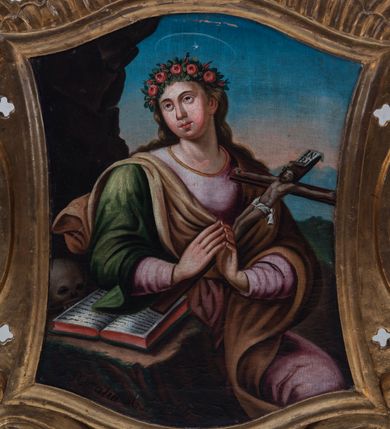 Zdjęcie nr 3: Pole obrazowe feretronu uzyskało kształt nieregularny. Ujmuje je wklęsło-wypukła profilowana rama, otoczona spływami wolutowymi oraz motywami rocaille. Niski, fazowany postument do którego przymocowano górną cześć feletronu przepruto dwoma kwadratowymi otworami umożliwiającymi włożenie drążków do noszenia.

Na awersie feretronu w polu obrazowym ukazano w ujęciu en trois quarts pokutującą świętą Marię Magdalenę ujętą w pozycji półsiedzącej przed grotą. Święta lewą nogę wspiera na kamiennym stopniu. Ma głowę uniesioną w stronę nieba. Prawą rękę wspiera na piersi, w lewej zaś trzyma drewniany krucyfiks oparty o otwartą księgę. Księga spoczywa na skalnej półce. Pod nią widoczna jest zwisająca włosienica, a przed nią leży trupia czaszka. Maria Magdalen ma jasną karnację, duże, zalane łzami oczy, wydatny nos i pełne, rumiane policzki oraz niskie czoło. Głowę otaczają długie, jasnobrązowe włosy rozczesane na środku głowy i opadające do połowy ramion oraz promienisty nimb. Postać odziana jest w sięgającą ziemi niebieską suknię przepasaną cienką, złotą taśmą, z długimi rękawami podwiniętymi do łokci. Przez lewe ramię ma przerzucony jasno różowy płaszcz, którego poła opada za nią. Na kamiennym stopniu, o który nogą wspiera się święta, stoi kulista waza, a obok niej leży dyscyplina. Skały groty porośnięte są trawą. Za Marią Magdaleną na tle wstającej jutrzenki rozpościera się pejzaż z widocznym fragmentem wzgórza oraz drzewem. 

Na rewersie feretronu w polu obrazowym przedstawiono pokutującą św. Rozalię. Pokutnica została ukazana w 2/3 postaci w ujęciu en trois quart, siedząc przy wejściu do groty. Święta na wysokości piersi ma ręce złożone do modlitwy. O jej lewe ramię oparty jest drewniany krucyfiks. Rozalię charakteryzuje owalna twarz z rumianymi policzkami, prosty, wydatny nos, pełne usta i oczy zwrócone ku górze. Na głowie ma różany wianek spod którego na ramiona opadają długie jasnobrązowe włosy. Ubrana jest w jasnofioletową suknię z długimi rękawami, w partii dekoltu obszytą wąską, złotą taśmą. Na ramionach ma narzucony zielony płaszcz, podbity jasną ochrą, którego wywinięta poła prawie w większości okrywa jej postać. Pod prawym łokciem widoczna jest leżąca na skalnej półce otwarta księga, przed którą leży trupia czaszka. Za Rozalią rozpościera się górzysty pejzaż z motywem niebiesko różowego nieba. U spodu skalnej półki, na której leży księga i czaszka, tuż przy ramie obrazu, widoczny jest napis: „S. Rozalia R:P: 1862.”
