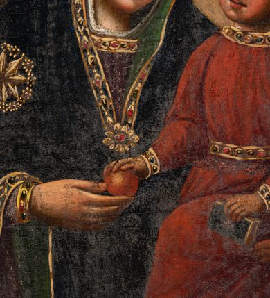 Zdjęcie nr 4: Pole obrazowe feretronu uzyskało kształt nieregularny. Ujmuje je rzeźbiona, wklęsło-wypukła profilowana rama, otoczona spływami wolutowymi oraz motywami rocaille. Niski, fazowany postument, do którego przymocowano górną część feretronu, przepruto dwoma kwadratowymi otworami umożliwiającymi włożenie drążków do noszenia. Na awersie feretronu w polu obrazowym przedstawiono Matkę Boską z Dzieciątkiem. Maria została ukazana frontalnie, w półpostaci. Na lewym ramieniu trzyma Dzieciątko, któremu prawą ręką podaje jabłko. Madonna ma jasną karnację z rumianymi policzkami. Jej twarz charakteryzuje wydatny, prosty nos, duże, ciemne oczy oraz wyraziste usta. Na głowie ma ciemnogranatowy maforion podbity zielenią, lamowany złotą taśmą dekorowaną naśladownictwem kameryzacji. Spod maforionu wokół głowy widać białą chustę. Maforion jest spięty pod szyją złotą fibulą w kształcie stylizowanego kwiatu. Okrywa on ramiona Marii odsłaniając jednocześnie na piersi i pod prawą ręką fragmenty fioletowej sukni spodniej, także lamowanej złotą taśmą z imitacją kameryzacji. Na prawym ramieniu maforion ozdobiony jest złotą, ośmioramienną gwiazdą w otoku. Matka Boska ma na lekko pochylonej w lewo głowie złotą, zamkniętą koronę, zwieńczoną globem z krzyżykiem. Obręcz i pałąki korony zdobione są malowanymi kamieniami szlachetnymi. Siedzący na lewym ramieniu mały Jezus ujęty został w trzech czwartych. W lewej ręce trzyma kodeks Ewangelii, a prawą sięga po jabłko trzymane przez Matkę w prawej ręce. Dzieciątko o rumianych policzkach ma jasną karnację. Jego twarz jest owalna. Charakteryzują ją duże, ciemne oczy, wydatny nos i czerwone usta. Na głowie ma krótkie, brązowe włosy z charakterystycznymi lokami i kosmykiem wychylającym się spod korony na czole. Mały Jezus ubrany jest w lamowaną złotą taśmą z imitacją kameryzacji szkarłatną tunikę, przewiązaną taką samą taśmą w pasie. Spod niej widoczne są częściowo obie jego stopy obute w sandały. Jezus ma na głowie zamkniętą złotą koronę, zwieńczoną krzyżykiem. Zarówno obręcz, jak i pałąki dekorowane są malarską imitacją kameryzacji. Postacie zostały przedstawione na brązowym tle, rozjaśnionym świetlistymi nimbami widocznymi wokół głowy Madonny i Dzieciątka. Na rewersie feretronu przedstawiono św. Józefa z Dzieciątkiem na rękach. Józef został ukazany stojąc w dwóch trzecich postaci. Ujęty został w trzech czwartych w prawo. Jest to starszy mężczyzna z wyraźnie zwróconą głową w prawą stronę. Nad jego głową widać nieznacznie zaznaczony nimb talerzowy z gwiazdą w środku. Ma siwe włosy i taki sam krótki zarost. Jego twarz jest pociągła o śniadej karnacji z wydatnym nosem, ustami i szeroko otwartymi niebieskimi oczami. Ma na sobie ciemnoniebieską tunikę oraz osuwający się z ramion ciemnoochrowy płaszcz zakrywający zgięte w łokciach ręce, którymi podtrzymuje Dzieciątko. Mały Jezus został ujęty nago w trzech czwartych w lewo z wyraźnie zwróconą głową w tę samą stronę. Odchyla się od Józefa, trzymając w uniesionych rączkach drobne gałązki różanego krzewu. Ma jasną karnację. Jego twarz charakteryzuje wysokie czoło, częściowo zasłonięte przez krótkie, pofalowane włosy. Dzieciątko ma kształtnie malowany nos i usta oraz deltę nosową z lekko przymkniętymi oczami. Biodra Pana Jezusa okrywa biała chusta, odsłaniająca jego nóżki, spod której widać dłonie Józefa. Głowę małego Jezusa otacza świetlisty nimb.