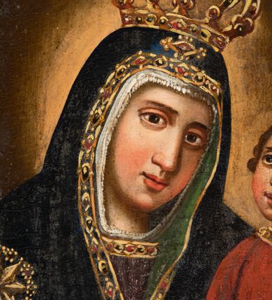 Zdjęcie nr 3: Pole obrazowe feretronu uzyskało kształt nieregularny. Ujmuje je rzeźbiona, wklęsło-wypukła profilowana rama, otoczona spływami wolutowymi oraz motywami rocaille. Niski, fazowany postument, do którego przymocowano górną część feretronu, przepruto dwoma kwadratowymi otworami umożliwiającymi włożenie drążków do noszenia. Na awersie feretronu w polu obrazowym przedstawiono Matkę Boską z Dzieciątkiem. Maria została ukazana frontalnie, w półpostaci. Na lewym ramieniu trzyma Dzieciątko, któremu prawą ręką podaje jabłko. Madonna ma jasną karnację z rumianymi policzkami. Jej twarz charakteryzuje wydatny, prosty nos, duże, ciemne oczy oraz wyraziste usta. Na głowie ma ciemnogranatowy maforion podbity zielenią, lamowany złotą taśmą dekorowaną naśladownictwem kameryzacji. Spod maforionu wokół głowy widać białą chustę. Maforion jest spięty pod szyją złotą fibulą w kształcie stylizowanego kwiatu. Okrywa on ramiona Marii odsłaniając jednocześnie na piersi i pod prawą ręką fragmenty fioletowej sukni spodniej, także lamowanej złotą taśmą z imitacją kameryzacji. Na prawym ramieniu maforion ozdobiony jest złotą, ośmioramienną gwiazdą w otoku. Matka Boska ma na lekko pochylonej w lewo głowie złotą, zamkniętą koronę, zwieńczoną globem z krzyżykiem. Obręcz i pałąki korony zdobione są malowanymi kamieniami szlachetnymi. Siedzący na lewym ramieniu mały Jezus ujęty został w trzech czwartych. W lewej ręce trzyma kodeks Ewangelii, a prawą sięga po jabłko trzymane przez Matkę w prawej ręce. Dzieciątko o rumianych policzkach ma jasną karnację. Jego twarz jest owalna. Charakteryzują ją duże, ciemne oczy, wydatny nos i czerwone usta. Na głowie ma krótkie, brązowe włosy z charakterystycznymi lokami i kosmykiem wychylającym się spod korony na czole. Mały Jezus ubrany jest w lamowaną złotą taśmą z imitacją kameryzacji szkarłatną tunikę, przewiązaną taką samą taśmą w pasie. Spod niej widoczne są częściowo obie jego stopy obute w sandały. Jezus ma na głowie zamkniętą złotą koronę, zwieńczoną krzyżykiem. Zarówno obręcz, jak i pałąki dekorowane są malarską imitacją kameryzacji. Postacie zostały przedstawione na brązowym tle, rozjaśnionym świetlistymi nimbami widocznymi wokół głowy Madonny i Dzieciątka. Na rewersie feretronu przedstawiono św. Józefa z Dzieciątkiem na rękach. Józef został ukazany stojąc w dwóch trzecich postaci. Ujęty został w trzech czwartych w prawo. Jest to starszy mężczyzna z wyraźnie zwróconą głową w prawą stronę. Nad jego głową widać nieznacznie zaznaczony nimb talerzowy z gwiazdą w środku. Ma siwe włosy i taki sam krótki zarost. Jego twarz jest pociągła o śniadej karnacji z wydatnym nosem, ustami i szeroko otwartymi niebieskimi oczami. Ma na sobie ciemnoniebieską tunikę oraz osuwający się z ramion ciemnoochrowy płaszcz zakrywający zgięte w łokciach ręce, którymi podtrzymuje Dzieciątko. Mały Jezus został ujęty nago w trzech czwartych w lewo z wyraźnie zwróconą głową w tę samą stronę. Odchyla się od Józefa, trzymając w uniesionych rączkach drobne gałązki różanego krzewu. Ma jasną karnację. Jego twarz charakteryzuje wysokie czoło, częściowo zasłonięte przez krótkie, pofalowane włosy. Dzieciątko ma kształtnie malowany nos i usta oraz deltę nosową z lekko przymkniętymi oczami. Biodra Pana Jezusa okrywa biała chusta, odsłaniająca jego nóżki, spod której widać dłonie Józefa. Głowę małego Jezusa otacza świetlisty nimb.