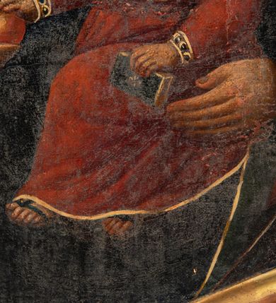 Zdjęcie nr 6: Pole obrazowe feretronu uzyskało kształt nieregularny. Ujmuje je rzeźbiona, wklęsło-wypukła profilowana rama, otoczona spływami wolutowymi oraz motywami rocaille. Niski, fazowany postument, do którego przymocowano górną część feretronu, przepruto dwoma kwadratowymi otworami umożliwiającymi włożenie drążków do noszenia. Na awersie feretronu w polu obrazowym przedstawiono Matkę Boską z Dzieciątkiem. Maria została ukazana frontalnie, w półpostaci. Na lewym ramieniu trzyma Dzieciątko, któremu prawą ręką podaje jabłko. Madonna ma jasną karnację z rumianymi policzkami. Jej twarz charakteryzuje wydatny, prosty nos, duże, ciemne oczy oraz wyraziste usta. Na głowie ma ciemnogranatowy maforion podbity zielenią, lamowany złotą taśmą dekorowaną naśladownictwem kameryzacji. Spod maforionu wokół głowy widać białą chustę. Maforion jest spięty pod szyją złotą fibulą w kształcie stylizowanego kwiatu. Okrywa on ramiona Marii odsłaniając jednocześnie na piersi i pod prawą ręką fragmenty fioletowej sukni spodniej, także lamowanej złotą taśmą z imitacją kameryzacji. Na prawym ramieniu maforion ozdobiony jest złotą, ośmioramienną gwiazdą w otoku. Matka Boska ma na lekko pochylonej w lewo głowie złotą, zamkniętą koronę, zwieńczoną globem z krzyżykiem. Obręcz i pałąki korony zdobione są malowanymi kamieniami szlachetnymi. Siedzący na lewym ramieniu mały Jezus ujęty został w trzech czwartych. W lewej ręce trzyma kodeks Ewangelii, a prawą sięga po jabłko trzymane przez Matkę w prawej ręce. Dzieciątko o rumianych policzkach ma jasną karnację. Jego twarz jest owalna. Charakteryzują ją duże, ciemne oczy, wydatny nos i czerwone usta. Na głowie ma krótkie, brązowe włosy z charakterystycznymi lokami i kosmykiem wychylającym się spod korony na czole. Mały Jezus ubrany jest w lamowaną złotą taśmą z imitacją kameryzacji szkarłatną tunikę, przewiązaną taką samą taśmą w pasie. Spod niej widoczne są częściowo obie jego stopy obute w sandały. Jezus ma na głowie zamkniętą złotą koronę, zwieńczoną krzyżykiem. Zarówno obręcz, jak i pałąki dekorowane są malarską imitacją kameryzacji. Postacie zostały przedstawione na brązowym tle, rozjaśnionym świetlistymi nimbami widocznymi wokół głowy Madonny i Dzieciątka. Na rewersie feretronu przedstawiono św. Józefa z Dzieciątkiem na rękach. Józef został ukazany stojąc w dwóch trzecich postaci. Ujęty został w trzech czwartych w prawo. Jest to starszy mężczyzna z wyraźnie zwróconą głową w prawą stronę. Nad jego głową widać nieznacznie zaznaczony nimb talerzowy z gwiazdą w środku. Ma siwe włosy i taki sam krótki zarost. Jego twarz jest pociągła o śniadej karnacji z wydatnym nosem, ustami i szeroko otwartymi niebieskimi oczami. Ma na sobie ciemnoniebieską tunikę oraz osuwający się z ramion ciemnoochrowy płaszcz zakrywający zgięte w łokciach ręce, którymi podtrzymuje Dzieciątko. Mały Jezus został ujęty nago w trzech czwartych w lewo z wyraźnie zwróconą głową w tę samą stronę. Odchyla się od Józefa, trzymając w uniesionych rączkach drobne gałązki różanego krzewu. Ma jasną karnację. Jego twarz charakteryzuje wysokie czoło, częściowo zasłonięte przez krótkie, pofalowane włosy. Dzieciątko ma kształtnie malowany nos i usta oraz deltę nosową z lekko przymkniętymi oczami. Biodra Pana Jezusa okrywa biała chusta, odsłaniająca jego nóżki, spod której widać dłonie Józefa. Głowę małego Jezusa otacza świetlisty nimb.