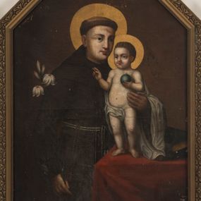 Zdjęcie nr 1: Pole obrazowe uzyskało formę stojącego prostokąta zamkniętego trójbocznie. Obraz ujmuje złocona i profilowana gipsowa rama z motywem roślinnym. Na wizerunku przedstawiono frontalnie stojącego św. Antoniego Padewskiego ukazanego w dwóch trzecich. Święty lewym ramieniem podtrzymuje stojące na stole Dzieciątko Jezus, a w prawej ręce ma kwiat lilii. Antoni został ujęty w trzech czwartych w lewo. Ma jasną karnację, długi pełny nos, duże oczy i wydatne usta. Na głowie widoczna jest tonsura wycięta w brązowych, krótkich włosach. Ubrany jest w brązowy habit franciszkański, przewiązany w pasie białym sznurem, przy którym wisi różaniec. Podtrzymywane nagie Dzieciątko Jezus stoi na stole przykrytym czerwoną tkaniną. Mały Jezus został ujęty w trzech czwartych w prawo. Prawą dłoń unosi w geście błogosławieństwa, w lewej natomiast trzyma niewielki niebieski glob ze złotym krzyżykiem. Ciało Zbawiciela ma jasną karnację. Twarz jest okrągła o różowych, pucułowatych policzkach. Jezus ma prosty nos, wydatne usta oraz szeroko otwarte ciemne oczy. Jego głowę otaczają krótkie, jasnobrązowe, kędzierzawe włosy. Fragment prawego biodra zasłania biała chusta opadająca z ramion małego Jezusa na lewą rękę św. Antoniego. Głowy obu postaci otaczają złote nimby. Obok Dzieciątka na stole leżą ułożone jedna na drugą dwie zamknięte księgi w ciemnych, jednolitych oprawach.
