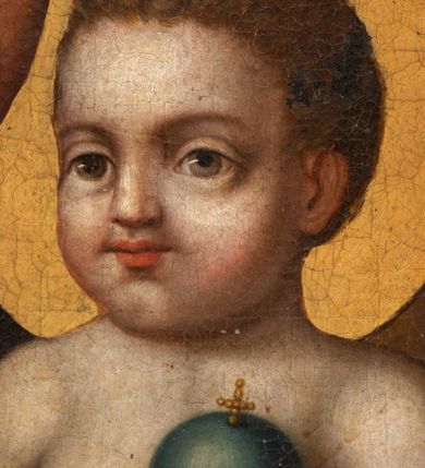 Zdjęcie nr 5: Pole obrazowe uzyskało formę stojącego prostokąta zamkniętego trójbocznie. Obraz ujmuje złocona i profilowana gipsowa rama z motywem roślinnym. Na wizerunku przedstawiono frontalnie stojącego św. Antoniego Padewskiego ukazanego w dwóch trzecich. Święty lewym ramieniem podtrzymuje stojące na stole Dzieciątko Jezus, a w prawej ręce ma kwiat lilii. Antoni został ujęty w trzech czwartych w lewo. Ma jasną karnację, długi pełny nos, duże oczy i wydatne usta. Na głowie widoczna jest tonsura wycięta w brązowych, krótkich włosach. Ubrany jest w brązowy habit franciszkański, przewiązany w pasie białym sznurem, przy którym wisi różaniec. Podtrzymywane nagie Dzieciątko Jezus stoi na stole przykrytym czerwoną tkaniną. Mały Jezus został ujęty w trzech czwartych w prawo. Prawą dłoń unosi w geście błogosławieństwa, w lewej natomiast trzyma niewielki niebieski glob ze złotym krzyżykiem. Ciało Zbawiciela ma jasną karnację. Twarz jest okrągła o różowych, pucułowatych policzkach. Jezus ma prosty nos, wydatne usta oraz szeroko otwarte ciemne oczy. Jego głowę otaczają krótkie, jasnobrązowe, kędzierzawe włosy. Fragment prawego biodra zasłania biała chusta opadająca z ramion małego Jezusa na lewą rękę św. Antoniego. Głowy obu postaci otaczają złote nimby. Obok Dzieciątka na stole leżą ułożone jedna na drugą dwie zamknięte księgi w ciemnych, jednolitych oprawach.
