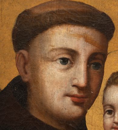 Zdjęcie nr 4: Pole obrazowe uzyskało formę stojącego prostokąta zamkniętego trójbocznie. Obraz ujmuje złocona i profilowana gipsowa rama z motywem roślinnym. Na wizerunku przedstawiono frontalnie stojącego św. Antoniego Padewskiego ukazanego w dwóch trzecich. Święty lewym ramieniem podtrzymuje stojące na stole Dzieciątko Jezus, a w prawej ręce ma kwiat lilii. Antoni został ujęty w trzech czwartych w lewo. Ma jasną karnację, długi pełny nos, duże oczy i wydatne usta. Na głowie widoczna jest tonsura wycięta w brązowych, krótkich włosach. Ubrany jest w brązowy habit franciszkański, przewiązany w pasie białym sznurem, przy którym wisi różaniec. Podtrzymywane nagie Dzieciątko Jezus stoi na stole przykrytym czerwoną tkaniną. Mały Jezus został ujęty w trzech czwartych w prawo. Prawą dłoń unosi w geście błogosławieństwa, w lewej natomiast trzyma niewielki niebieski glob ze złotym krzyżykiem. Ciało Zbawiciela ma jasną karnację. Twarz jest okrągła o różowych, pucułowatych policzkach. Jezus ma prosty nos, wydatne usta oraz szeroko otwarte ciemne oczy. Jego głowę otaczają krótkie, jasnobrązowe, kędzierzawe włosy. Fragment prawego biodra zasłania biała chusta opadająca z ramion małego Jezusa na lewą rękę św. Antoniego. Głowy obu postaci otaczają złote nimby. Obok Dzieciątka na stole leżą ułożone jedna na drugą dwie zamknięte księgi w ciemnych, jednolitych oprawach.
