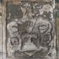 Zdjęcie nr 1: Epitafium w formie prostokąta stojącego, obramione na brzegach płaską listwą zostało podzielone na dwa pola zbliżone do kwadratu, ułożone jedno nad drugim. W górnym polu przedstawiono na tarczy otoczonej labrami z hełmem i klejnotem płaskorzeźbiony herb Kornicz. W polu dolnym umieszono łacińską inskrypcje: MAGNA  D[DOMINUS]  ANDREAS / CORNITIUS  POREMB / SKI  IN  MAGNA  PO / REMBA  OSIEK  ET  GRO / DZIEC  IUDEX  ZATOR[IENSIS] / OSWIEC[IMIENSIS]  OBIIT  ANNO / DNI  1640  DIE  25  IANUA.
