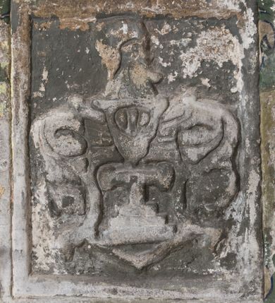 Zdjęcie nr 1: Epitafium w formie prostokąta stojącego, obramione na brzegach płaską listwą zostało podzielone na dwa pola zbliżone do kwadratu, ułożone jedno nad drugim. W górnym polu przedstawiono na tarczy otoczonej labrami z hełmem i klejnotem płaskorzeźbiony herb Kornicz. W polu dolnym umieszono łacińską inskrypcje: MAGNA  D[DOMINUS]  ANDREAS / CORNITIUS  POREMB / SKI  IN  MAGNA  PO / REMBA  OSIEK  ET  GRO / DZIEC  IUDEX  ZATOR[IENSIS] / OSWIEC[IMIENSIS]  OBIIT  ANNO / DNI  1640  DIE  25  IANUA.
