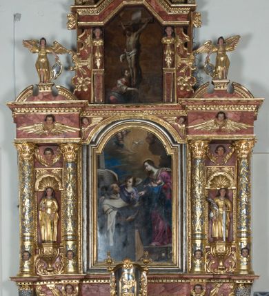 Zdjęcie nr 1: Ołtarz główny w Głębowicach otrzymał strukturę przyściennego, trójosiowego retabulum architektonicznego o dwóch kondygnacjach. Zaopatrzono go w predellę i zwieńczenie oraz dwa uszaki z boku zdobione herbem Starykoń i Jelita. Wisząc na ścianie wspiera się na dwóch masywnych, krótkich półkolumnach flankujących wejście do zakrystii. W środkowej części predelli widoczne jest wycięcie. Predellę po bokach ujmuje para konsoli wspierających wyłamujący się ponad nimi gzyms. Osie części środkowej nastawy ujęte są parami wolnostojących kolumn o kapitelach korynckich wspierających wyłamujące się ponad nimi belkowanie. Pole części środkowej nastawy ma kształt stojącego prostokąta zamkniętego nadwieszonym łukiem odcinkowym. Z kolei pola osi bocznych są artykułowane parą zamkniętych półkoliście niszy. Druga kondygnacja retabulum, będąca zarazem jego zwieńczeniem, została ujęta parą herm wspierających belkowanie przybierające formę łuku trójbocznego z ośmioboku. Po bokach widoczna jest para półkolistych, przerwanych przyczółków. Boki predelli ujęte zostały ulistnionymi wolutami, dodatkowo zdobionymi stylizowanymi motywami roślinno-kwiatowymi oraz motywem zwisu tkaniny z supłem. Konsole zdobione są liśćmi akantu oraz parą uskrzydlonych główek anielskich ze zwisami w formie pojedynczych kampanull. Po bokach predelli, na przedłużeniu zewnętrznych kolumn nastawy, podwieszono parę szyszek. Trzony kolumn zostały ozdobione w dolnej partii płaskorzeźbionymi, uskrzydlonymi główkami anielskimi, w górnej zewnętrzne – wicią winnej latorośli, zaś wewnętrzne motywem kandelabru. Osi boczne nastawy zostały ozdobione w dolnej partii ornamnetyką roślinną i parą główek anielskich ujętych motywami roślinnymi. Nisze dolnej kondygnacji wypełniono konchami, zdobionymi motywem ulistnionych rozetek. Z kolei trójboczne z ośmioboku konsole zostały ozdobione stylizowanymi liśćmi. W partii fryzu widoczna jest para mniejszych i większych uskrzydlonych główek anielskich. Drugą kondygnację - zwieńczenie, zostało ujęte parą herm z sylwetkami kobiecymi oraz parą uszaków o fantazyjnym wykroju z motywem maski lunarnej. Także fantazyjną formę z motywem głowy gryfa trzymającego w dziobie szarfę uzyskały uszaki w dolnej kondygnacji. W ich centrum widoczne są dwa owalne medaliony z herbem Starykoń i Jelita. W części środkowej nastawy znajduje się obraz Franciszka Lekszyckiego "Matka Boska Szkaplerzna wręcza szkaplerz św. Szymonowi Stockowi". Na zasuwie obraz "Matka Boska Różańcowa". Po bokach obrazu w niszach flankowanych kolumnami ustawiono rzeźbione wyobrażenie św. Marii Magdaleny i św. Katarzyny Aleksandryjskiej. W centrum drugiej kondygnacji-zwieńczeniu znajduje się obraz "Św. Maria Magdalena przed Ukrzyżowanym Chrystusem". Po bokach, na przyczółkach znajduje się para rzeźbionych stojących aniołów trzymających w dłoniach kartusze o fantazyjnych wykrojach. W kartuszu z prawej strony widnieje napis: "konserwacja 1973, 2016", a z lewej: "sancta scapularis". Na szczycie ołtarza trzy rzeźbione przedstawienia - bo bokach św. Piotra i św. Jana Ewangelisty, a po środku św. Krzysztofa. Struktura nastawy jest marmoryzowana w odcieniach różu i ceglastej czerwieni. Partie detalu architektonicznego i ornamentyka są złocone i srebrzone.
