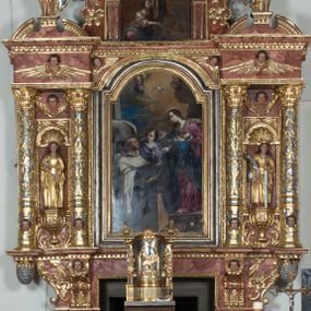 Zdjęcie nr 1: Ołtarz główny w Głębowicach otrzymał strukturę przyściennego, trójosiowego retabulum architektonicznego o dwóch kondygnacjach. Zaopatrzono go w predellę i zwieńczenie oraz dwa uszaki z boku zdobione herbem Starykoń i Jelita. Wisząc na ścianie wspiera się na dwóch masywnych, krótkich półkolumnach flankujących wejście do zakrystii. W środkowej części predelli widoczne jest wycięcie. Predellę po bokach ujmuje para konsoli wspierających wyłamujący się ponad nimi gzyms. Osie części środkowej nastawy ujęte są parami wolnostojących kolumn o kapitelach korynckich wspierających wyłamujące się ponad nimi belkowanie. Pole części środkowej nastawy ma kształt stojącego prostokąta zamkniętego nadwieszonym łukiem odcinkowym. Z kolei pola osi bocznych są artykułowane parą zamkniętych półkoliście niszy. Druga kondygnacja retabulum, będąca zarazem jego zwieńczeniem, została ujęta parą herm wspierających belkowanie przybierające formę łuku trójbocznego z ośmioboku. Po bokach widoczna jest para półkolistych, przerwanych przyczółków. Boki predelli ujęte zostały ulistnionymi wolutami, dodatkowo zdobionymi stylizowanymi motywami roślinno-kwiatowymi oraz motywem zwisu tkaniny z supłem. Konsole zdobione są liśćmi akantu oraz parą uskrzydlonych główek anielskich ze zwisami w formie pojedynczych kampanull. Po bokach predelli, na przedłużeniu zewnętrznych kolumn nastawy, podwieszono parę szyszek. Trzony kolumn zostały ozdobione w dolnej partii płaskorzeźbionymi, uskrzydlonymi główkami anielskimi, w górnej zewnętrzne – wicią winnej latorośli, zaś wewnętrzne motywem kandelabru. Osi boczne nastawy zostały ozdobione w dolnej partii ornamnetyką roślinną i parą główek anielskich ujętych motywami roślinnymi. Nisze dolnej kondygnacji wypełniono konchami, zdobionymi motywem ulistnionych rozetek. Z kolei trójboczne z ośmioboku konsole zostały ozdobione stylizowanymi liśćmi. W partii fryzu widoczna jest para mniejszych i większych uskrzydlonych główek anielskich. Drugą kondygnację - zwieńczenie, zostało ujęte parą herm z sylwetkami kobiecymi oraz parą uszaków o fantazyjnym wykroju z motywem maski lunarnej. Także fantazyjną formę z motywem głowy gryfa trzymającego w dziobie szarfę uzyskały uszaki w dolnej kondygnacji. W ich centrum widoczne są dwa owalne medaliony z herbem Starykoń i Jelita. W części środkowej nastawy znajduje się obraz Franciszka Lekszyckiego "Matka Boska Szkaplerzna wręcza szkaplerz św. Szymonowi Stockowi". Na zasuwie obraz "Matka Boska Różańcowa". Po bokach obrazu w niszach flankowanych kolumnami ustawiono rzeźbione wyobrażenie św. Marii Magdaleny i św. Katarzyny Aleksandryjskiej. W centrum drugiej kondygnacji-zwieńczeniu znajduje się obraz "Św. Maria Magdalena przed Ukrzyżowanym Chrystusem". Po bokach, na przyczółkach znajduje się para rzeźbionych stojących aniołów trzymających w dłoniach kartusze o fantazyjnych wykrojach. W kartuszu z prawej strony widnieje napis: "konserwacja 1973, 2016", a z lewej: "sancta scapularis". Na szczycie ołtarza trzy rzeźbione przedstawienia - bo bokach św. Piotra i św. Jana Ewangelisty, a po środku św. Krzysztofa. Struktura nastawy jest marmoryzowana w odcieniach różu i ceglastej czerwieni. Partie detalu architektonicznego i ornamentyka są złocone i srebrzone.