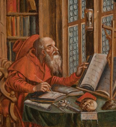 Zdjęcie nr 5: Obraz uzyskał kształt stojącego prostokąta, ujętego prostą, malowaną na jasnobrązowo ramą. Przedstawienie św. Hieronima w pracowni zostało wkomponowane w pole w kształcie stojącego prostokąta ujętego u dołu i u góry przeciwstawną parą odcinkowych łuków nadwieszonych. Centrum kompozycji stanowi sylwetka siedzącego przy okrągłym stole (monopodium) św. Hieronima, ukazanego we wnętrzu pracowni. Lekko pochylony do przodu święty zwrócony jest w trzech czwartych w prawo. Pociągłą twarz św. Hieronima charakteryzują wyraziste rysy starego mężczyzny, długi, prosty nos i długi, siwy zarost brody. Jego siwe włosy są krótkie z widoczną wydatną łysiną nad czołem. Święty ubrany jest w czerwone szaty kardynalskie, z opuszczonym na plecy kapeluszem. Siedzi na dekoracyjnie rzeźbionym krześle z podłokietnikami. Nogi wspiera na cokole podpory stołu. Trzymanym w prawej ręce piórem pisze w otwartej księdze, lewą dotyka kart drugiej, wspartej na pulpicie. Na nakrytym ciemnozieloną tkaniną blacie stołu leżą: rulon papieru, nożyk, kałamarz, przybory pisarskie, czaszka podtrzymująca zwisającą ze stołu kartę dokumentu zaopatrzoną w cztery wiszące na paskach woskowe pieczęcie, wysoki krucyfiks i dwie zamknięte książki w czerwonych oprawach. Pod stołem leżą jedna na drugiej dwie duże księgi oraz lew, będący atrybutem Hieronima. W głębi pracowni widoczna jest wisząca na ścianie otwarta biblioteczka, z półkami założonymi książkami. Na jej szczycie ustawione zostały trzy naczynia o różnych kształtach. W prawej ścianie pracowni umiejscowiono dwa wysokie prostokątne okna z prostymi podziałami, wypełnione gomółkami i rozdzielone słupkiem. Na słupku wyobrażono zawieszoną klepsydrę. Pole wokół sceny zdobione zostało mazerowaniem.