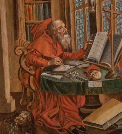 Zdjęcie nr 2: Obraz uzyskał kształt stojącego prostokąta, ujętego prostą, malowaną na jasnobrązowo ramą. Przedstawienie św. Hieronima w pracowni zostało wkomponowane w pole w kształcie stojącego prostokąta ujętego u dołu i u góry przeciwstawną parą odcinkowych łuków nadwieszonych. Centrum kompozycji stanowi sylwetka siedzącego przy okrągłym stole (monopodium) św. Hieronima, ukazanego we wnętrzu pracowni. Lekko pochylony do przodu święty zwrócony jest w trzech czwartych w prawo. Pociągłą twarz św. Hieronima charakteryzują wyraziste rysy starego mężczyzny, długi, prosty nos i długi, siwy zarost brody. Jego siwe włosy są krótkie z widoczną wydatną łysiną nad czołem. Święty ubrany jest w czerwone szaty kardynalskie, z opuszczonym na plecy kapeluszem. Siedzi na dekoracyjnie rzeźbionym krześle z podłokietnikami. Nogi wspiera na cokole podpory stołu. Trzymanym w prawej ręce piórem pisze w otwartej księdze, lewą dotyka kart drugiej, wspartej na pulpicie. Na nakrytym ciemnozieloną tkaniną blacie stołu leżą: rulon papieru, nożyk, kałamarz, przybory pisarskie, czaszka podtrzymująca zwisającą ze stołu kartę dokumentu zaopatrzoną w cztery wiszące na paskach woskowe pieczęcie, wysoki krucyfiks i dwie zamknięte książki w czerwonych oprawach. Pod stołem leżą jedna na drugiej dwie duże księgi oraz lew, będący atrybutem Hieronima. W głębi pracowni widoczna jest wisząca na ścianie otwarta biblioteczka, z półkami założonymi książkami. Na jej szczycie ustawione zostały trzy naczynia o różnych kształtach. W prawej ścianie pracowni umiejscowiono dwa wysokie prostokątne okna z prostymi podziałami, wypełnione gomółkami i rozdzielone słupkiem. Na słupku wyobrażono zawieszoną klepsydrę. Pole wokół sceny zdobione zostało mazerowaniem.