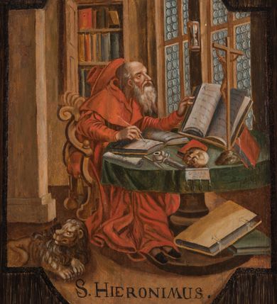Zdjęcie nr 4: Obraz uzyskał kształt stojącego prostokąta, ujętego prostą, malowaną na jasnobrązowo ramą. Przedstawienie św. Hieronima w pracowni zostało wkomponowane w pole w kształcie stojącego prostokąta ujętego u dołu i u góry przeciwstawną parą odcinkowych łuków nadwieszonych. Centrum kompozycji stanowi sylwetka siedzącego przy okrągłym stole (monopodium) św. Hieronima, ukazanego we wnętrzu pracowni. Lekko pochylony do przodu święty zwrócony jest w trzech czwartych w prawo. Pociągłą twarz św. Hieronima charakteryzują wyraziste rysy starego mężczyzny, długi, prosty nos i długi, siwy zarost brody. Jego siwe włosy są krótkie z widoczną wydatną łysiną nad czołem. Święty ubrany jest w czerwone szaty kardynalskie, z opuszczonym na plecy kapeluszem. Siedzi na dekoracyjnie rzeźbionym krześle z podłokietnikami. Nogi wspiera na cokole podpory stołu. Trzymanym w prawej ręce piórem pisze w otwartej księdze, lewą dotyka kart drugiej, wspartej na pulpicie. Na nakrytym ciemnozieloną tkaniną blacie stołu leżą: rulon papieru, nożyk, kałamarz, przybory pisarskie, czaszka podtrzymująca zwisającą ze stołu kartę dokumentu zaopatrzoną w cztery wiszące na paskach woskowe pieczęcie, wysoki krucyfiks i dwie zamknięte książki w czerwonych oprawach. Pod stołem leżą jedna na drugiej dwie duże księgi oraz lew, będący atrybutem Hieronima. W głębi pracowni widoczna jest wisząca na ścianie otwarta biblioteczka, z półkami założonymi książkami. Na jej szczycie ustawione zostały trzy naczynia o różnych kształtach. W prawej ścianie pracowni umiejscowiono dwa wysokie prostokątne okna z prostymi podziałami, wypełnione gomółkami i rozdzielone słupkiem. Na słupku wyobrażono zawieszoną klepsydrę. Pole wokół sceny zdobione zostało mazerowaniem.