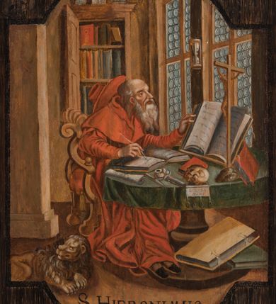 Zdjęcie nr 1: Obraz uzyskał kształt stojącego prostokąta, ujętego prostą, malowaną na jasnobrązowo ramą. Przedstawienie św. Hieronima w pracowni zostało wkomponowane w pole w kształcie stojącego prostokąta ujętego u dołu i u góry przeciwstawną parą odcinkowych łuków nadwieszonych. Centrum kompozycji stanowi sylwetka siedzącego przy okrągłym stole (monopodium) św. Hieronima, ukazanego we wnętrzu pracowni. Lekko pochylony do przodu święty zwrócony jest w trzech czwartych w prawo. Pociągłą twarz św. Hieronima charakteryzują wyraziste rysy starego mężczyzny, długi, prosty nos i długi, siwy zarost brody. Jego siwe włosy są krótkie z widoczną wydatną łysiną nad czołem. Święty ubrany jest w czerwone szaty kardynalskie, z opuszczonym na plecy kapeluszem. Siedzi na dekoracyjnie rzeźbionym krześle z podłokietnikami. Nogi wspiera na cokole podpory stołu. Trzymanym w prawej ręce piórem pisze w otwartej księdze, lewą dotyka kart drugiej, wspartej na pulpicie. Na nakrytym ciemnozieloną tkaniną blacie stołu leżą: rulon papieru, nożyk, kałamarz, przybory pisarskie, czaszka podtrzymująca zwisającą ze stołu kartę dokumentu zaopatrzoną w cztery wiszące na paskach woskowe pieczęcie, wysoki krucyfiks i dwie zamknięte książki w czerwonych oprawach. Pod stołem leżą jedna na drugiej dwie duże księgi oraz lew, będący atrybutem Hieronima. W głębi pracowni widoczna jest wisząca na ścianie otwarta biblioteczka, z półkami założonymi książkami. Na jej szczycie ustawione zostały trzy naczynia o różnych kształtach. W prawej ścianie pracowni umiejscowiono dwa wysokie prostokątne okna z prostymi podziałami, wypełnione gomółkami i rozdzielone słupkiem. Na słupku wyobrażono zawieszoną klepsydrę. Pole wokół sceny zdobione zostało mazerowaniem.