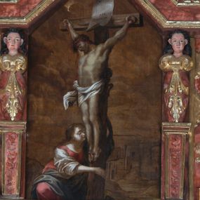 Zdjęcie nr 1: Obraz z przedstawieniem św. Marii Magdaleny klęczącej u stóp ukrzyżowanego Chrystusa uzyskał kształt stojącego prostokąta zamkniętego u góry trójbocznie. Krzyż na którym wisi Chrystus został zwrócony w trzech czwartych w prawo. Postać ukrzyżowanego Jezusa została przedstawiona w typie „Cristo morte”. Wyróżnia ją muskularnie modelowanie sylwetki. Pochyloną, wspartą na klatce piersiowej głowę okala ciemnobrązowy zarost i włosy opadające na plecy i kilkoma puklami po lewej stronie twarzy. Na jego głowie nałożona jest cierniowa korona. Ramiona Chrystusa uzyskały głęboki zwis w kształcie litery „V”.  Na biodrach widoczne jest krótkie, białe perizonium o rozwianym festonie na prawym boku, dodatkowo przewiązane sznurem. Wyprostowane nogi zostały przybite dwoma gwoźdźmi. Podobnie dwoma gwoździami przybito do szczytu krzyża duży, biały titulus z łacińskim napisem „REX JVDAEORVM”. Poniżej stóp Chrystusa dolną część krzyż obejmuje przyklękająca z prawej strony św. Maria Magdalena. Charakteryzuje ją jasna karnacja, zaokrąglona twarz o pełnych, młodzieńczych rysach, zapłakane oczy oraz długie, opadające na plecy włosy. Ubrana jest w długą, czerwoną suknię z szerokimi, białymi, podciągniętymi rękawami oraz osłaniający biodra szarobłękitny płaszcz. W tle, po prawej stronie krzyża szkicowo zaznaczony został pejzaż miejski. Ponad nim widoczne jest niebo przesłonięte chmurami w odcieniach brązu.