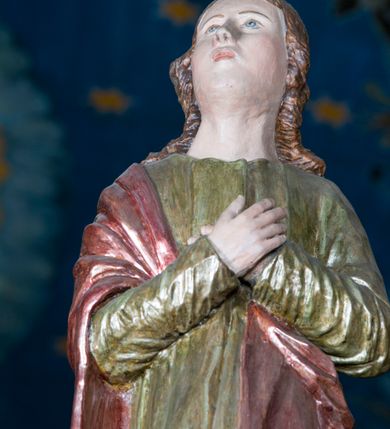 Zdjęcie nr 8: Grupa Ukrzyżowania składa się z pełnoplastycznych, całopostaciowych figur ustawionych na belce tęczowej. Pośrodku zamocowano polichromowany na ciemnobrązowo krzyż z realistycznie rzeźbioną figurą Chrystusa o plastycznie opracowanym modelunku muskulatury ciała. Postać do krzyża przytwierdzono za pomocą trzech gwoździ. Zbawiciel ma głowę pochyloną i złożoną na prawym barku. Posiada szeroką, owalną twarz o sumarycznie opracowanych rysach, półprzymknięte oczy, lekko rozchylone usta i krótki, ciemnobrązowy zarost. Długie, ciemnobrązowe, falowane włosy opadają mu na plecy i na prawy bark. Na głowie znajduje się zielona, cierniowa korona, spod której ciekną stróżki krwi. Nieproporcjonalnie długie ramiona ułożone zostały w płytkim, U-kształtnym zwisie z zaznaczonymi ścięgnami i żyłami na przedramionach. Dłonie o zaciśniętych palcach przybito dwoma gwoździami, spod których ciekną strużki krwi. Klatkę piersiową ukształtowano z wyraziście zaznaczoną linią żeber i raną w boku ze strugami krwi. Na biodrach umiejscowiono krótkie, złocone perizonium z festonem przy prawym boku. Jego zwichrowane draperie zostały ułożone horyzontalnie. Chrystus ma zgięte w kolanach nogi z założoną prawą stopą na lewą przybite jednym gwoździem. W górnej partii pionowej belki krzyża zawieszono biały titulus w formie banderoli z napisem: "INRI". 
U stóp krzyża, po lewej stronie, na niskiej, prostopadłościennej podstawie, ustawiono rzeźbę klęczącej św. Marii Magdaleny. Święta jest zwrócona profilem w prawo. Jej owalną twarz charakteryzują sumarycznie opracowane rysy. Ma długie brązowe, lekko falowane włosy opadające na plecy. Ubrana jest w długą, srebrzystobłękitną, drobno fałdowaną suknię związaną srebrnym paskiem. Oburącz ujmuje pionową belkę krzyża. Tuż obok niej, na lewo, na niskiej, prostopadłościennej podstawie ustawiono figurę stojącej frontalnie Matki Boskiej Bolesnej. Jej nieznacznie odchyloną głowę charakteryzuje owalna, szeroka twarz o sumarycznie opracowanych rysach i wzroku skierowanym ku górze. Maria ubrana jest w długą srebrzyścieczerwoną suknię przewiązaną złotym paskiem i osłaniający głowę, plecy i prawe ramię, drobnofałdowany srebrzysty płaszcz. Ręce trzyma złożone w geście modlitwy. Po prawej stronie krzyża na niskiej, prostopadłościennej podstawie zamocowano stojącą figurę św. Jana Ewangelisty, ujętego frontalnie w nieznacznym kontrapoście. Święty ma lekko odchyloną do tyłu, zwróconą w trzech czwartych w lewo głowę. Charakteryzuje ją owalna, szeroka twarz o sumarycznie opracowanych rysach. Na plecy opadają mu długie, falowane, brązowe włosy. Jan ubrany jest w długą, srebrzystozieloną tunikę i przerzucony przez prawe ramię i podtrzymywany lewym przedramieniem złocistoochrowy płaszcz. Ręce trzyma skrzyżowane na piersiach. Z tyłu titulusa widnieje napis: Malował Jan i Ludwik, bracia Stankiewicze 1913. Napis widoczny jest także na górnej płaszczyźnie z tyłu krzyża: Malował 1913. 
Belka tęczowa jest prostopadłościenna, o profilowanych dolnych narożach. Polichromowano ją w odcieniach zieleni, czerwieni i żółci. Na środku widnieje flankowany parą złoconych krzyżyków złocony z przodu napis: + OTO BARANEK BOŻY KTÓRY GŁADZI GRZECHY ŚWIATA +; z tyłu: RENOVATUM A[nno] D[omini] 1913 + 1953 + 1983 + 2013