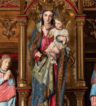 Zdjęcie nr 4: Jednokondygnacyjny i trójosiowy ołtarz ze zwieńczeniem uzyskał architektoniczną, bejcowaną i lakierowaną strukturę z partiami detalu i ornamentyką polichromowaną w kolorze czerwonym i niebieskim. Stipes ołtarzowy przyjął kształt prostopadłościanu z drewnianą mensą. Jego przód zdobią trzy pola z czworobocznymi płycinami ujętymi w złocone, profilowane ramki, rozdzielone kolumienkami z kapitelami korynckimi, ustawione na wysokich cokolikach z uskokiem. Środkową płaszczyznę dekoruje płaskorzeźbione i złocone przedstawienie Boskiego Serca w promienistej glorii z girlandą różaną. W dwóch pozostałych umieszczono płaskorzeźbione i złocone splecione litery Alfa i Omega oraz znak "Chi-Ro". Za ołtarzem rozpościera się wysoki cokół z parą niszy o konsolach zdobionych winną latoroślą. Na nim wspiera się predella nastawy dekorowana trójlistnymi arkadkami wspartymi na kolumienkach o złoconych korynckich kapitelach. W polach arkad umieszczono płaskorzeźbione i złocone przedstawienia stylizowanego kwiatu lilii. Na końcach predelli umieszczono ornament akantowy. Pośrodku predelli wkomponowano tabernakulum z tronem wystawienia. Tabernakulum uzyskało kształt prostopadłościennej szafki flankowanej parą złoconych kolumienek wspierających wyłamujący się ponad nimi gzyms. Dwuskrzydłowe drzwiczki zdobią płaskorzeźbione, złocone kłosy zbóż. Tabernakulum wieńczy złocony tron wystawienia w formie baldachimu wspartego na czterech kolumienkach, zamkniętego trzema ściankami z ośmioboku. Z kolei baldachim wieńczy ażurowa wimperga i para pinakli zdobione czołgankami i kwiatonami. Całość flankuje para prostopadłościennych cokołów zdobionych złoconym ornamentem, z dwoma figurami przyklękających na jednym kolanie aniołów z rękoma złożonymi w geście modlitewnym, ubranych w błękitno-różowe tuniki i dalmatyki. Każda z osi retabulum ujęta została parą kolumienek wspierających częściowo przerwane, wyłamujące się ponad nimi belkowanie. Gzyms w części środkowej uzyskał formę wimpergi. Retabulum po bokach zostało ujęte parą ażurowych uszaków z pojedynczymi kolumienkami o skręconych trzonach, zwieńczonych pojedynczymi pinaklami. Część środkowa zwieńczenia została ustawiona na cokole o zryzalitowanych bokach zwieńczonych parą pinakli. W szczycie usytuowano wsparty na parze kolumienek ażurowy baldachim z alternacji wimperg i pinakli, z wysokim, ażurowym pinaklem pośrodku. Nad osiami bocznymi retabulum usytuowano formy pary niewielkich kapliczek, których kolumienki wspierają wieńczące je duże, ażurowe pinakle oraz wimpergi flankowane parami mniejszych pinakli. Kapliczki ujęte są parami ażurowych wimperg u dołu oraz parami wysokich pinakli po bokach. Pinakle i wimpergi całej nastawy zdobione są złoconymi czołgankami i kwiatonami. Pole osi środkowej retabulum uzyskało formę płytkiej wnęki w kształcie stojącego prostokąta zamkniętego łukiem półkolistym z arkaturą. Ujmuje go profilowana, złocona rama zdobiona złoconą wicią winnej latorośli na ciemnoczerwonym tle. W środku umieszczono obraz Najświętsze Serce Pana Jezusa. Pola osi bocznych nastawy uzyskały formę trójbocznych niszy w kształcie stojących prostokątów zamkniętych łukiem ostrym o krawędzi zdobionej ażurowym ornamentem. Ścianki niszy pokrywa malowany, złocony astwerk na jasnozielonym tle, natomiast ich konchy błękit. Na ośmiobocznych postumentach zdobionych ornamentem ustawiono rzeźby świętych z podpisami. Z lewej strony znalazła się św. Teresa od Dzieciątka Jezus, a z prawej św. Małgorzata Alacoque. W zwieńczeniu, pośrodku, pod baldachimem umieszczono rzeźbę Chrystusa Dobrego Pasterza. Natomiast w kapliczkach po bokach parę figurek stojących aniołków ze złożonymi w geście modlitewnym rękoma.

