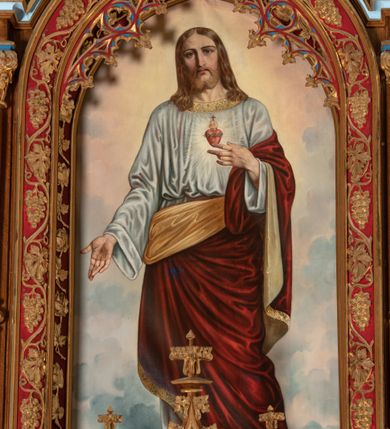 Zdjęcie nr 3: Jednokondygnacyjny i trójosiowy ołtarz ze zwieńczeniem uzyskał architektoniczną, bejcowaną i lakierowaną strukturę z partiami detalu i ornamentyką polichromowaną w kolorze czerwonym i niebieskim. Stipes ołtarzowy przyjął kształt prostopadłościanu z drewnianą mensą. Jego przód zdobią trzy pola z czworobocznymi płycinami ujętymi w złocone, profilowane ramki, rozdzielone kolumienkami z kapitelami korynckimi, ustawione na wysokich cokolikach z uskokiem. Środkową płaszczyznę dekoruje płaskorzeźbione i złocone przedstawienie Boskiego Serca w promienistej glorii z girlandą różaną. W dwóch pozostałych umieszczono płaskorzeźbione i złocone splecione litery Alfa i Omega oraz znak "Chi-Ro". Za ołtarzem rozpościera się wysoki cokół z parą niszy o konsolach zdobionych winną latoroślą. Na nim wspiera się predella nastawy dekorowana trójlistnymi arkadkami wspartymi na kolumienkach o złoconych korynckich kapitelach. W polach arkad umieszczono płaskorzeźbione i złocone przedstawienia stylizowanego kwiatu lilii. Na końcach predelli umieszczono ornament akantowy. Pośrodku predelli wkomponowano tabernakulum z tronem wystawienia. Tabernakulum uzyskało kształt prostopadłościennej szafki flankowanej parą złoconych kolumienek wspierających wyłamujący się ponad nimi gzyms. Dwuskrzydłowe drzwiczki zdobią płaskorzeźbione, złocone kłosy zbóż. Tabernakulum wieńczy złocony tron wystawienia w formie baldachimu wspartego na czterech kolumienkach, zamkniętego trzema ściankami z ośmioboku. Z kolei baldachim wieńczy ażurowa wimperga i para pinakli zdobione czołgankami i kwiatonami. Całość flankuje para prostopadłościennych cokołów zdobionych złoconym ornamentem, z dwoma figurami przyklękających na jednym kolanie aniołów z rękoma złożonymi w geście modlitewnym, ubranych w błękitno-różowe tuniki i dalmatyki. Każda z osi retabulum ujęta została parą kolumienek wspierających częściowo przerwane, wyłamujące się ponad nimi belkowanie. Gzyms w części środkowej uzyskał formę wimpergi. Retabulum po bokach zostało ujęte parą ażurowych uszaków z pojedynczymi kolumienkami o skręconych trzonach, zwieńczonych pojedynczymi pinaklami. Część środkowa zwieńczenia została ustawiona na cokole o zryzalitowanych bokach zwieńczonych parą pinakli. W szczycie usytuowano wsparty na parze kolumienek ażurowy baldachim z alternacji wimperg i pinakli, z wysokim, ażurowym pinaklem pośrodku. Nad osiami bocznymi retabulum usytuowano formy pary niewielkich kapliczek, których kolumienki wspierają wieńczące je duże, ażurowe pinakle oraz wimpergi flankowane parami mniejszych pinakli. Kapliczki ujęte są parami ażurowych wimperg u dołu oraz parami wysokich pinakli po bokach. Pinakle i wimpergi całej nastawy zdobione są złoconymi czołgankami i kwiatonami. Pole osi środkowej retabulum uzyskało formę płytkiej wnęki w kształcie stojącego prostokąta zamkniętego łukiem półkolistym z arkaturą. Ujmuje go profilowana, złocona rama zdobiona złoconą wicią winnej latorośli na ciemnoczerwonym tle. W środku umieszczono obraz Najświętsze Serce Pana Jezusa. Pola osi bocznych nastawy uzyskały formę trójbocznych niszy w kształcie stojących prostokątów zamkniętych łukiem ostrym o krawędzi zdobionej ażurowym ornamentem. Ścianki niszy pokrywa malowany, złocony astwerk na jasnozielonym tle, natomiast ich konchy błękit. Na ośmiobocznych postumentach zdobionych ornamentem ustawiono rzeźby świętych z podpisami. Z lewej strony znalazła się św. Teresa od Dzieciątka Jezus, a z prawej św. Małgorzata Alacoque. W zwieńczeniu, pośrodku, pod baldachimem umieszczono rzeźbę Chrystusa Dobrego Pasterza. Natomiast w kapliczkach po bokach parę figurek stojących aniołków ze złożonymi w geście modlitewnym rękoma.

