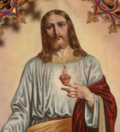 Zdjęcie nr 1: Obraz z przedstawieniem Najświętszego Serca Pana Jezusa uzyskał kształt stojącego prostokąta zamkniętego łukiem półkolistym. Ujmuje go profilowana, złocona rama zdobiona gałązkami różanymi. Jezus został ukazany frontalnie w całej postaci w lekkim kontrapoście, z lewą nogą nieznacznie odsuniętą w bok. Głowę ma lekko przechyloną w prawo. Zbawiciel prawą rękę ma opuszczoną wzdłuż tułowia z gestem ukazującym ranę na dłoni, z kolei lewą wskazuje na płonące serce na piersi. Charakteryzuje go pociągła twarz o jasnej karnacji i łagodnych rysach, z długim, prostym nosem i krótkim, brązowym zaroście. Głowę okalają długie, jasno brązowe włosy z przedziałkiem pośrodku spływające na ramiona. Ubrany jest w białą, przewiązaną w pasie tunikę z długimi, szerokimi rękawami, odsłaniającą fragment lewej stopy. Tunikę przy szyi wykańcza złociste obramienie. Jezus na tunice ma nałożony ciemnoczerwony płaszcz z jasnożółtą podszewką, obszyty wąskim, złotym galonem, przerzucony przez lewą rękę, osłaniający biodra i nogi. Na jego piersi jaśnieje przebite i płonące serce otoczone koroną cierniową. W tle widoczne są obłoki - w dolnej partii jasnobłękitne, wyżej rozświetlone.