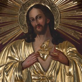 Zdjęcie nr 1: Obraz z wizerunkiem Najświętszego Serca Jezusa jest w kształcie stojącego prostokąta, od góry zamkniętego łukiem półkolistym, z górnymi narożnikami zaakcentowanymi przez wklęsłe łuki odcinkowe. Jezus został ukazany w półpostaci, niemal na wprost, głowę lekko przechyla w prawo. Pociągłą twarz charakteryzują delikatne rysy, długi prosty nos i krótki, ciemnobrązowy zarost. Długie, ciemnobrązowe, z przedziałkiem pośrodku, skręcone na końcach włosy opadają na ramiona. Dalsze elementy przedstawienia wydobyte są w obrębie partii złoconej sukienki: sylwetkę Jezusa osłania przewiązana pośrodku w pasie suknia o głęboko rozchylonym dekolcie; na ramiona narzucony jest płaszcz; dłońmi z ranami po gwoździach Jezus wskazuje na gorejące serce; jego głowę otacza nimb z wieńcem promieni. Tło jest jednolite, ciemnobordowe. Obraz ujęty jest profilowaną, złoconą ramą.