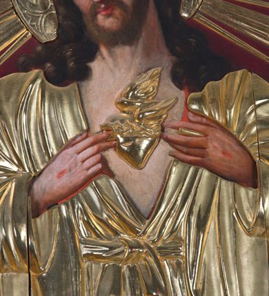 Zdjęcie nr 2: Obraz z wizerunkiem Najświętszego Serca Jezusa jest w kształcie stojącego prostokąta, od góry zamkniętego łukiem półkolistym, z górnymi narożnikami zaakcentowanymi przez wklęsłe łuki odcinkowe. Jezus został ukazany w półpostaci, niemal na wprost, głowę lekko przechyla w prawo. Pociągłą twarz charakteryzują delikatne rysy, długi prosty nos i krótki, ciemnobrązowy zarost. Długie, ciemnobrązowe, z przedziałkiem pośrodku, skręcone na końcach włosy opadają na ramiona. Dalsze elementy przedstawienia wydobyte są w obrębie partii złoconej sukienki: sylwetkę Jezusa osłania przewiązana pośrodku w pasie suknia o głęboko rozchylonym dekolcie; na ramiona narzucony jest płaszcz; dłońmi z ranami po gwoździach Jezus wskazuje na gorejące serce; jego głowę otacza nimb z wieńcem promieni. Tło jest jednolite, ciemnobordowe. Obraz ujęty jest profilowaną, złoconą ramą.