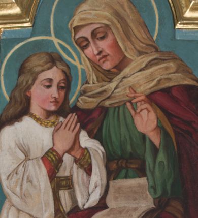 Zdjęcie nr 1: Pole obrazowe o lekko wklęsłych bokach i podstawie oraz ściętych dolnych narożach, zamknięte półkolistym łukiem nadwieszonym, ujęte profilowaną, złoconą ramą. W środku przedstawienie św. Anny nauczającej Marię. Po prawej stronie kompozycji siedząca en face, w ujęciu do kolan postać św. Anny. Lekko pochylona głowa w trzech czwartych zwrócona w lewo. Pociągłą twarz charakteryzują subtelne, wyraziste rysy. Na głowie biała chusta osłaniająca barki i szyję. Anna ubrana w zieloną, przewiązaną w pasie suknię z szerokimi rękawami oraz osłaniający plecy, ramiona i nogi ciemnoczerwony płaszcz. Lewą rękę unosi w geście przemowy (bądź "traditio"). Na kolanach otwarta księga. Po lewej stronie stojąca Maria zwrócona w trzech czwartych w prawo. Głowa nieznacznie pochylona. Zaokrągloną twarz charakteryzują delikatne rysy. Długie, falowane, jasnobrązowe włosy opadają na plecy. Ubrana w spodnią, czerwoną suknię z długimi, wąskimi rękawami obszytymi dekoracyjnymi galonami oraz wierzchnią, białą z długimi, szerokimi rękawami, dekoracyjnym obszyciem dekoltu, przewiązaną ozdobnym pasem. Ręce złożone w geście modlitewnym. Wokół głów postaci jasnożółte aureole. Tło jednolite, niebieskie.