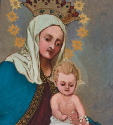 Zdjęcie nr 1: Obraz w kształcie stojącego prostokąta zamkniętego uskokowym, nadwieszonym łukiem półkolistym, ujęty profilowaną, złoconą ramą z wizerunkiem Matki Boskiej ze św. Dominikiem. Po lewej stronie kompozycji sylwetka siedzącej na obłokach Madonny w trzech czwartych zwrócona w prawo. Głowa nieznacznie pochylona, lekko zaokrągloną twarz charakteryzują wyraziste rysy, wzrok skierowany w dół. Na głowie biała, opadająca na barki chusta i otwarta korona, wokół gwieździsta aureola. Maria ubrana w ciemnoczerwoną suknię i spięty pod szyją niebieski płaszcz obszyty dekoracyjnym galonem. Oburącz podtrzymuje zwrócone en face Dzieciątko Jezus. Zaokrągloną twarz charakteryzują wyraziste, dziecięce rysy, wzrok skierowany w dół. Włosy krótkie, kręcone, jasny blond. Wokół głowy świetlisty nimb krzyżowy. Nagą sylwetkę w partii bioder i ud przesłania obszerna, biała szata. Lewą rączką podaje biały różaniec klęczącemu po prawej stronie kompozycji św. Dominikowi zwróconemu profilem w lewo. Odchyloną do tyłu głowę świętego charakteryzuje wyrazisty profil rysów twarzy z wydatnym nosem oraz wąska tonsura. Święty ubrany jest z habit dominikański z kukullą. Prawą ręką odbiera różaniec, lewą unosi na wysokości klatki piersiowej. U dołu, po lewej stronie kompozycji biały kwiat lilii. Tło i obłoki w odcieniach szarości.