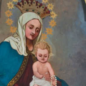 Zdjęcie nr 1: Obraz w kształcie stojącego prostokąta zamkniętego uskokowym, nadwieszonym łukiem półkolistym, ujęty profilowaną, złoconą ramą z wizerunkiem Matki Boskiej ze św. Dominikiem. Po lewej stronie kompozycji sylwetka siedzącej na obłokach Madonny w trzech czwartych zwrócona w prawo. Głowa nieznacznie pochylona, lekko zaokrągloną twarz charakteryzują wyraziste rysy, wzrok skierowany w dół. Na głowie biała, opadająca na barki chusta i otwarta korona, wokół gwieździsta aureola. Maria ubrana w ciemnoczerwoną suknię i spięty pod szyją niebieski płaszcz obszyty dekoracyjnym galonem. Oburącz podtrzymuje zwrócone en face Dzieciątko Jezus. Zaokrągloną twarz charakteryzują wyraziste, dziecięce rysy, wzrok skierowany w dół. Włosy krótkie, kręcone, jasny blond. Wokół głowy świetlisty nimb krzyżowy. Nagą sylwetkę w partii bioder i ud przesłania obszerna, biała szata. Lewą rączką podaje biały różaniec klęczącemu po prawej stronie kompozycji św. Dominikowi zwróconemu profilem w lewo. Odchyloną do tyłu głowę świętego charakteryzuje wyrazisty profil rysów twarzy z wydatnym nosem oraz wąska tonsura. Święty ubrany jest z habit dominikański z kukullą. Prawą ręką odbiera różaniec, lewą unosi na wysokości klatki piersiowej. U dołu, po lewej stronie kompozycji biały kwiat lilii. Tło i obłoki w odcieniach szarości.