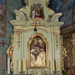 Zdjęcie nr 1: Ołtarz architektoniczny, jednokondygnacyjny, jednoosiowy ze zwieńczeniem. Ołtarz prostopadłościenny, z drewnianą mensą i antepedium w formie płyciny w kształcie leżącego prostokąta. Retabulum na zdwojonym, uskokowym cokole. Dolna partia cokołu, ujmująca z obydwu stron ołtarz, lekko wypukła, górna o podwójnie zryzalitowanych bokach. Część środkowa retabulum ujęta parą zdwojonych pilastrów wspierających lekko wyłamujące się nad nimi belkowanie, w części środkowej w formie odcinkowego łuku nadwieszonego. Zwieńczenie ujęte parą spływów wolutowych wspierających wyłamujący się ponad nimi gzyms w formie półkolistego łuku nadwieszonego. Po bokach zwieńczenia przerwany, półkolisty przyczółek w układzie lustrzanego odbicia. Środkowa część retabulum ujęta parą ażurowych, rocaille'owych uszaków z rozetkami. W górnej partii pilastrów ornament w formie rocaille'owych zwisów z gałązkami z rozetkami. W kluczu łuku belkowania ażurowy, rocaille'owy kartusz. Szczyt zwieńczenia w formie rocaille'owego kartusza z monogramem IHS na ciemnoczerwonym tle. Pole części środkowej retabulum w kształcie stojącego prostokąta zamkniętego uskokowym, półkolistym łukiem nadwieszonym, ujęte profilowaną, złoconą ramą. W środku obraz Najświętsze Serce Jezusa. Na zasuwie obraz ze św. Florianem.  Pole zwieńczenia o lekko wklęsłych bokach i podstawie oraz ściętych dolnych narożach, zamknięte półkolistym łukiem nadwieszonym, ujęte profilowaną, złoconą ramą. W środku obraz Matki Boskiej nauczającej Jezusa.

 Struktura ołtarza polichromowana w pastelowym odcieniu szarozielonym, partie detalu architektonicznego i ornamentyka złocone.

 Na mensie ołtarza znajduje się tabernakulum w kształcie prostopadłościennej szafki o uskokowych bokach i wypukłej części środkowej, zwieńczone wyłamującym się gzymsem w części środkowej w formie łuku odcinkowego. Wnętrze tabernakulum jest obrotowe. Struktura ozdobiona motywami ciągów liści laurowych i trójliści, w środku monogram IHS dołem ujęty skrzyżowaną parą gałązek palmowych z rozetką pośrodku. Struktura polichromowana w pastelowym odcieniu szarozielonym, partie detalu i ornamentyka złocone.