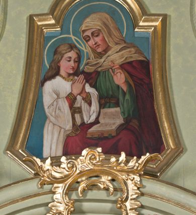 Zdjęcie nr 2: Ołtarz architektoniczny, jednokondygnacyjny, jednoosiowy ze zwieńczeniem. Ołtarz prostopadłościenny, z drewnianą mensą i antepedium w formie płyciny w kształcie leżącego prostokąta. Retabulum na zdwojonym, uskokowym cokole. Dolna partia cokołu, ujmująca z obydwu stron ołtarz, lekko wypukła, górna o podwójnie zryzalitowanych bokach. Część środkowa retabulum ujęta parą zdwojonych pilastrów wspierających lekko wyłamujące się nad nimi belkowanie, w części środkowej w formie odcinkowego łuku nadwieszonego. Zwieńczenie ujęte parą spływów wolutowych wspierających wyłamujący się ponad nimi gzyms w formie półkolistego łuku nadwieszonego. Po bokach zwieńczenia przerwany, półkolisty przyczółek w układzie lustrzanego odbicia. Środkowa część retabulum ujęta parą ażurowych, rocaille'owych uszaków z rozetkami. W górnej partii pilastrów ornament w formie rocaille'owych zwisów z gałązkami z rozetkami. W kluczu łuku belkowania ażurowy, rocaille'owy kartusz. Szczyt zwieńczenia w formie rocaille'owego kartusza z monogramem IHS na ciemnoczerwonym tle. Pole części środkowej retabulum w kształcie stojącego prostokąta zamkniętego uskokowym, półkolistym łukiem nadwieszonym, ujęte profilowaną, złoconą ramą. W środku obraz Najświętsze Serce Jezusa. Na zasuwie obraz ze św. Florianem.  Pole zwieńczenia o lekko wklęsłych bokach i podstawie oraz ściętych dolnych narożach, zamknięte półkolistym łukiem nadwieszonym, ujęte profilowaną, złoconą ramą. W środku obraz Matki Boskiej nauczającej Jezusa.

 Struktura ołtarza polichromowana w pastelowym odcieniu szarozielonym, partie detalu architektonicznego i ornamentyka złocone.

 Na mensie ołtarza znajduje się tabernakulum w kształcie prostopadłościennej szafki o uskokowych bokach i wypukłej części środkowej, zwieńczone wyłamującym się gzymsem w części środkowej w formie łuku odcinkowego. Wnętrze tabernakulum jest obrotowe. Struktura ozdobiona motywami ciągów liści laurowych i trójliści, w środku monogram IHS dołem ujęty skrzyżowaną parą gałązek palmowych z rozetką pośrodku. Struktura polichromowana w pastelowym odcieniu szarozielonym, partie detalu i ornamentyka złocone.
