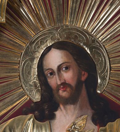 Zdjęcie nr 7: Ołtarz architektoniczny, jednokondygnacyjny, jednoosiowy ze zwieńczeniem. Ołtarz prostopadłościenny, z drewnianą mensą i antepedium w formie płyciny w kształcie leżącego prostokąta. Retabulum na zdwojonym, uskokowym cokole. Dolna partia cokołu, ujmująca z obydwu stron ołtarz, lekko wypukła, górna o podwójnie zryzalitowanych bokach. Część środkowa retabulum ujęta parą zdwojonych pilastrów wspierających lekko wyłamujące się nad nimi belkowanie, w części środkowej w formie odcinkowego łuku nadwieszonego. Zwieńczenie ujęte parą spływów wolutowych wspierających wyłamujący się ponad nimi gzyms w formie półkolistego łuku nadwieszonego. Po bokach zwieńczenia przerwany, półkolisty przyczółek w układzie lustrzanego odbicia. Środkowa część retabulum ujęta parą ażurowych, rocaille&#039;owych uszaków z rozetkami. W górnej partii pilastrów ornament w formie rocaille&#039;owych zwisów z gałązkami z rozetkami. W kluczu łuku belkowania ażurowy, rocaille&#039;owy kartusz. Szczyt zwieńczenia w formie rocaille&#039;owego kartusza z monogramem IHS na ciemnoczerwonym tle. Pole części środkowej retabulum w kształcie stojącego prostokąta zamkniętego uskokowym, półkolistym łukiem nadwieszonym, ujęte profilowaną, złoconą ramą. W środku obraz Najświętsze Serce Jezusa. Na zasuwie obraz ze św. Florianem.  Pole zwieńczenia o lekko wklęsłych bokach i podstawie oraz ściętych dolnych narożach, zamknięte półkolistym łukiem nadwieszonym, ujęte profilowaną, złoconą ramą. W środku obraz Matki Boskiej nauczającej Jezusa.

 Struktura ołtarza polichromowana w pastelowym odcieniu szarozielonym, partie detalu architektonicznego i ornamentyka złocone.

 Na mensie ołtarza znajduje się tabernakulum w kształcie prostopadłościennej szafki o uskokowych bokach i wypukłej części środkowej, zwieńczone wyłamującym się gzymsem w części środkowej w formie łuku odcinkowego. Wnętrze tabernakulum jest obrotowe. Struktura ozdobiona motywami ciągów liści laurowych i trójliści, w środku monogram IHS dołem ujęty skrzyżowaną parą gałązek palmowych z rozetką pośrodku. Struktura polichromowana w pastelowym odcieniu szarozielonym, partie detalu i ornamentyka złocone.