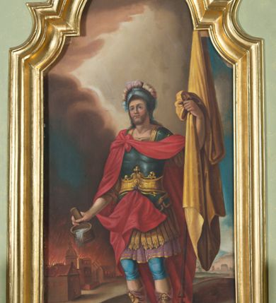 Zdjęcie nr 8: Ołtarz architektoniczny, jednokondygnacyjny, jednoosiowy ze zwieńczeniem. Ołtarz prostopadłościenny, z drewnianą mensą i antepedium w formie płyciny w kształcie leżącego prostokąta. Retabulum na zdwojonym, uskokowym cokole. Dolna partia cokołu, ujmująca z obydwu stron ołtarz, lekko wypukła, górna o podwójnie zryzalitowanych bokach. Część środkowa retabulum ujęta parą zdwojonych pilastrów wspierających lekko wyłamujące się nad nimi belkowanie, w części środkowej w formie odcinkowego łuku nadwieszonego. Zwieńczenie ujęte parą spływów wolutowych wspierających wyłamujący się ponad nimi gzyms w formie półkolistego łuku nadwieszonego. Po bokach zwieńczenia przerwany, półkolisty przyczółek w układzie lustrzanego odbicia. Środkowa część retabulum ujęta parą ażurowych, rocaille&#039;owych uszaków z rozetkami. W górnej partii pilastrów ornament w formie rocaille&#039;owych zwisów z gałązkami z rozetkami. W kluczu łuku belkowania ażurowy, rocaille&#039;owy kartusz. Szczyt zwieńczenia w formie rocaille&#039;owego kartusza z monogramem IHS na ciemnoczerwonym tle. Pole części środkowej retabulum w kształcie stojącego prostokąta zamkniętego uskokowym, półkolistym łukiem nadwieszonym, ujęte profilowaną, złoconą ramą. W środku obraz Najświętsze Serce Jezusa. Na zasuwie obraz ze św. Florianem.  Pole zwieńczenia o lekko wklęsłych bokach i podstawie oraz ściętych dolnych narożach, zamknięte półkolistym łukiem nadwieszonym, ujęte profilowaną, złoconą ramą. W środku obraz Matki Boskiej nauczającej Jezusa.

 Struktura ołtarza polichromowana w pastelowym odcieniu szarozielonym, partie detalu architektonicznego i ornamentyka złocone.

 Na mensie ołtarza znajduje się tabernakulum w kształcie prostopadłościennej szafki o uskokowych bokach i wypukłej części środkowej, zwieńczone wyłamującym się gzymsem w części środkowej w formie łuku odcinkowego. Wnętrze tabernakulum jest obrotowe. Struktura ozdobiona motywami ciągów liści laurowych i trójliści, w środku monogram IHS dołem ujęty skrzyżowaną parą gałązek palmowych z rozetką pośrodku. Struktura polichromowana w pastelowym odcieniu szarozielonym, partie detalu i ornamentyka złocone.