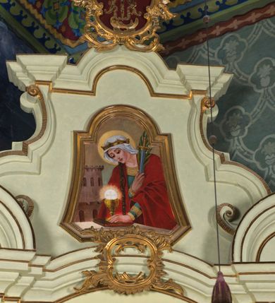 Zdjęcie nr 4: Ołtarz architektoniczny, jednokondygnacyjny, jednoosiowy ze zwieńczeniem. Ołtarz prostopadłościenny, z drewnianą mensą i antepedium w formie płyciny w kształcie leżącego prostokąta. Retabulum na zdwojonym, uskokowym cokole. Dolna partia cokołu, ujmująca z obydwu stron ołtarz, lekko wypukła, górna o podwójnie zryzalitowanych bokach. Część środkowa retabulum ujęta parą zdwojonych pilastrów wspierających lekko wyłamujące się nad nimi belkowanie, w części środkowej w formie odcinkowego łuku nadwieszonego. Zwieńczenie ujęte parą spływów wolutowych wspierających wyłamujący się ponad nimi gzyms w formie półkolistego łuku nadwieszonego. Po bokach zwieńczenia przerwany, półkolisty przyczółek w układzie lustrzanego odbicia. Środkowa część retabulum ujęta parą ażurowych, rocaille'owych uszaków z rozetkami. W górnej partii pilastrów ornament w formie rocaille'owych zwisów z gałązkami z rozetkami. W kluczu łuku belkowania ażurowy, rocaille'owy kartusz. Szczyt zwieńczenia w formie rocaille'owego kartusza z monogramem maryjnym na ciemnoczerwonym tle. W polu części środkowej retabulum wnęka w kształcie stojącego prostokąta zamkniętego uskokowym, półkolistym łukiem nadwieszonym, ujęta profilowaną, złoconą ramą. Ścianki wnęki w kolorze błękitnym. W środku figura Matki Boskiej Fatimskiej. Na zasuwie obraz Matki Boskiej Różańcowej.  Pole zwieńczenia o lekko wklęsłych bokach i podstawie oraz ściętych dolnych narożach, zamknięte półkolistym łukiem nadwieszonym, ujęte profilowaną, złoconą ramą. W środku obraz św. Barbary.

 Struktura ołtarza polichromowana w pastelowym odcieniu szarozielonym, partie detalu architektonicznego i ornamentyka złocone.

 Na mensie ołtarza tabernakulum w kształcie prostopadłościennej szafki o uskokowych bokach i wypukłej części środkowej, zwieńczone wyłamującym się gzymsem w części środkowej w formie łuku odcinkowego. Wnętrze tabernakulum obrotowe. Struktura ozdobiona motywami ciągów liści laurowych i trójliści, w środku monogram maryjny dołem ujęty skrzyżowaną parą gałązek palmowych z rozetką pośrodku. Struktura polichromowana w pastelowym odcieniu szarozielonym, partie detalu i ornamentyka złocone.