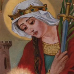 Zdjęcie nr 1: Pole obrazowe o lekko wklęsłych bokach i podstawie oraz ściętych dolnych narożach, zamknięte półkolistym łukiem nadwieszonym, ujęte profilowaną, złoconą ramą, w środku przedstawienie św. Barbary. Świętą przedstawiono w ujęciu półpostaciowym, w trzech czwartych zwróconą w prawo z głową pochyloną w dół. Pociągłą twarz charakteryzują delikatne, młodzieńcze rysy. Święta ubrana w zieloną suknię z szerokimi, złotymi galonami przy dekolcie i mankietach oraz osłaniający plecy i ręce ciemnoczerwony płaszcz. Na głowie biała chusta i otwarta korona, wokół jasnożółty nimb. W prawej, wspartej na piersiach ręce Barbara trzyma gałązkę palmową i miecz, a lewą dłonią ujmuje stopę kielicha z promienistą hostią stojącego na zamkniętej księdze leżącej na kamiennym blacie. W głębi, po lewej stronie widoczna fragmentarycznie wieża i mur z blankami i smukłymi, półkoliście zamkniętymi oknami.