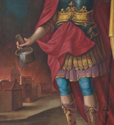 Zdjęcie nr 2: Obraz w kształcie stojącego prostokąta zamkniętego uskokowym, nadwieszonym łukiem półkolistym, ujęty profilowaną, złoconą ramą zawiera  całopostaciowy wizerunek św. Floriana stojącego w lekkim kontrapoście, w trzech czwartych zwróconego w lewo. Owalną twarz charakteryzują delikatne, młodzieńcze rysy i krótki, jasnobrązowy zarost. Długie, jasnobrązowe włosy opadają na plecy. Na głowie hełm z małym pióropuszem. Święty ubrany w zbroję rzymską i czerwony, związany na prawym ramieniu płaszcz. Na nogach wysokie, wiązane sandały. W prawej ręce ma wypełniony wodą cebrzyk, lewą podtrzymuje włócznię z chorągwią. W tle pejzaż płonącego miasta o obniżonej linii horyzontu, szare niebo zasnute wokół ciemnymi, szarobrązowymi chmurami.