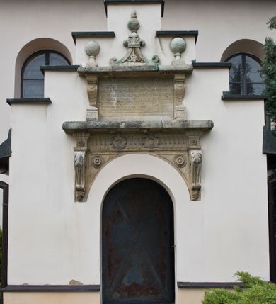 Zdjęcie nr 42: Kościół orientowany, murowany, jednonawowy z węższym prezbiterium zakończonym półkolistą absydą. Przy prezbiterium od północy znajduje się zakrystia, od południa kwadratowa kaplica św. Anny, a przy nawie od południa kruchta. Wnętrze kościoła nakryte jest nowym stropem, natomiast w kaplicy znajduje się sklepienie krzyżowo-żebrowe. Fasada zachodnia ujęta jest na narożnikach skośnymi szkarpami i zwieńczona schodkowym szczytem, podobnie zwieńczona jest kruchta południowa. Portal zachodni kamienny, z belkowaniem wspartym na dwóch liściastych konsolach ponad którymi edikula z płaskorzeźbionym krucyfiksem i klęczącymi postaciami męskimi. Na belkowaniu znajdują się dwa kartusze z herbami: po lewej herb Bończa, a nad nim litery „I” oraz „T”, a na prawo herb Szreniawa i litery „B” i „T”. Portal kruchty południowej jest również kamienny, podobny do zachodniego z inskrypcją: „IN LAVDEM ET GL[ORI]AM DEI O[MN]IP[OTENTIS] HO[NO]RE[M] / B(EATE) M(ARIAE) S(ANCTAE) V(IRGINIS) S(ANCTUS) AEGIDY ET OM(NIUM) SS. FIR. REGNÃTE [TERTIO] SIGISM[UN]DO / REGE POL[ONIAE] Z[?] HEMO[?] EP[ISCOP]O CRAC(OVIENSIS) BERN[AR]DO MACIEIOWSKI / NOVIT[ER] CAR[DINA]LI CRA[COVIENSE] DEI FACTO INTERI[M] PLEBA[N]O R[E]V[EREN]DO SEB(ASTIANO) / NAGRODIO A I SYRADIA PHI[LOSOPHI]AE DOCTORE COLLEG[I]A [MA]IORE / S. T(HEOLOGIAE) PVBLICO PROFES(SORE) PRAEP[OSI]TO S(ANCTA) AN(NAE) CRAC[OVIAE] DECIMARVM / ET FVNDI ECCL(ESIA)E HVIVS P[OST] IVRIS STREPITV(M) RESTITV / TORE ANNO OCTAVO PLEBANAT[U]S SVI. TEMPLVM HO(C) / [ dwa wiersze skute] DE&#039; / NOWO AEDIFICATVM. ET. CONSTRVCTVM. ADIVTORIO / QVORVNDÃ ANNO D[OMINI] MDCIIII MENSE SEPTEMB[RE]”. Od południa świątyni umieszczone są trzy otwory okienne w kształcie stojących prostokątów, zamkniętych łukiem półkolistym, a w prezbiterium dwa małe okrągłe okna. Kościół nakryty jest dwoma dwuspadowymi dachami, nad prezbiterium nieco niższym, nad nawą zwieńczonym wąską i wysoką sygnaturką na dzwon. Wewnątrz świątyni na skrzyżowaniu nawy i prezbiterium umocowana jest drewniana belka tęczowa z ustawionym na niej krucyfiksem i figurami Matki Boskiej i św. Jana Ewangelisty. Chór zachodni drewniany, na planie prostokąta, pośrodku półkoliście zamknięty, wsparty na sześciu filarach, od północnego zachodu z obudowaną boazerią klatką schodową. 