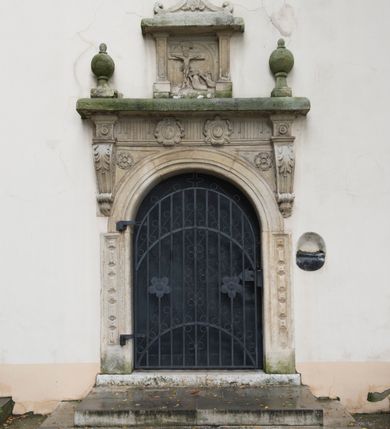 Zdjęcie nr 33: Kościół orientowany, murowany, jednonawowy z węższym prezbiterium zakończonym półkolistą absydą. Przy prezbiterium od północy znajduje się zakrystia, od południa kwadratowa kaplica św. Anny, a przy nawie od południa kruchta. Wnętrze kościoła nakryte jest nowym stropem, natomiast w kaplicy znajduje się sklepienie krzyżowo-żebrowe. Fasada zachodnia ujęta jest na narożnikach skośnymi szkarpami i zwieńczona schodkowym szczytem, podobnie zwieńczona jest kruchta południowa. Portal zachodni kamienny, z belkowaniem wspartym na dwóch liściastych konsolach ponad którymi edikula z płaskorzeźbionym krucyfiksem i klęczącymi postaciami męskimi. Na belkowaniu znajdują się dwa kartusze z herbami: po lewej herb Bończa, a nad nim litery „I” oraz „T”, a na prawo herb Szreniawa i litery „B” i „T”. Portal kruchty południowej jest również kamienny, podobny do zachodniego z inskrypcją: „IN LAVDEM ET GL[ORI]AM DEI O[MN]IP[OTENTIS] HO[NO]RE[M] / B(EATE) M(ARIAE) S(ANCTAE) V(IRGINIS) S(ANCTUS) AEGIDY ET OM(NIUM) SS. FIR. REGNÃTE [TERTIO] SIGISM[UN]DO / REGE POL[ONIAE] Z[?] HEMO[?] EP[ISCOP]O CRAC(OVIENSIS) BERN[AR]DO MACIEIOWSKI / NOVIT[ER] CAR[DINA]LI CRA[COVIENSE] DEI FACTO INTERI[M] PLEBA[N]O R[E]V[EREN]DO SEB(ASTIANO) / NAGRODIO A I SYRADIA PHI[LOSOPHI]AE DOCTORE COLLEG[I]A [MA]IORE / S. T(HEOLOGIAE) PVBLICO PROFES(SORE) PRAEP[OSI]TO S(ANCTA) AN(NAE) CRAC[OVIAE] DECIMARVM / ET FVNDI ECCL(ESIA)E HVIVS P[OST] IVRIS STREPITV(M) RESTITV / TORE ANNO OCTAVO PLEBANAT[U]S SVI. TEMPLVM HO(C) / [ dwa wiersze skute] DE' / NOWO AEDIFICATVM. ET. CONSTRVCTVM. ADIVTORIO / QVORVNDÃ ANNO D[OMINI] MDCIIII MENSE SEPTEMB[RE]”. Od południa świątyni umieszczone są trzy otwory okienne w kształcie stojących prostokątów, zamkniętych łukiem półkolistym, a w prezbiterium dwa małe okrągłe okna. Kościół nakryty jest dwoma dwuspadowymi dachami, nad prezbiterium nieco niższym, nad nawą zwieńczonym wąską i wysoką sygnaturką na dzwon. Wewnątrz świątyni na skrzyżowaniu nawy i prezbiterium umocowana jest drewniana belka tęczowa z ustawionym na niej krucyfiksem i figurami Matki Boskiej i św. Jana Ewangelisty. Chór zachodni drewniany, na planie prostokąta, pośrodku półkoliście zamknięty, wsparty na sześciu filarach, od północnego zachodu z obudowaną boazerią klatką schodową. 