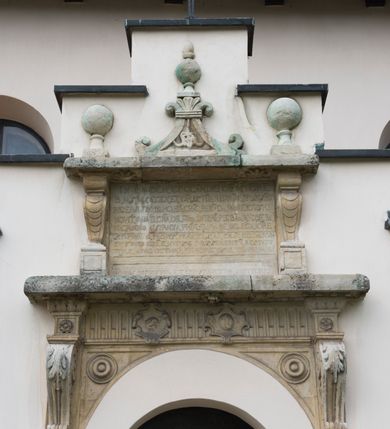 Zdjęcie nr 45: Kościół orientowany, murowany, jednonawowy z węższym prezbiterium zakończonym półkolistą absydą. Przy prezbiterium od północy znajduje się zakrystia, od południa kwadratowa kaplica św. Anny, a przy nawie od południa kruchta. Wnętrze kościoła nakryte jest nowym stropem, natomiast w kaplicy znajduje się sklepienie krzyżowo-żebrowe. Fasada zachodnia ujęta jest na narożnikach skośnymi szkarpami i zwieńczona schodkowym szczytem, podobnie zwieńczona jest kruchta południowa. Portal zachodni kamienny, z belkowaniem wspartym na dwóch liściastych konsolach ponad którymi edikula z płaskorzeźbionym krucyfiksem i klęczącymi postaciami męskimi. Na belkowaniu znajdują się dwa kartusze z herbami: po lewej herb Bończa, a nad nim litery „I” oraz „T”, a na prawo herb Szreniawa i litery „B” i „T”. Portal kruchty południowej jest również kamienny, podobny do zachodniego z inskrypcją: „IN LAVDEM ET GL[ORI]AM DEI O[MN]IP[OTENTIS] HO[NO]RE[M] / B(EATE) M(ARIAE) S(ANCTAE) V(IRGINIS) S(ANCTUS) AEGIDY ET OM(NIUM) SS. FIR. REGNÃTE [TERTIO] SIGISM[UN]DO / REGE POL[ONIAE] Z[?] HEMO[?] EP[ISCOP]O CRAC(OVIENSIS) BERN[AR]DO MACIEIOWSKI / NOVIT[ER] CAR[DINA]LI CRA[COVIENSE] DEI FACTO INTERI[M] PLEBA[N]O R[E]V[EREN]DO SEB(ASTIANO) / NAGRODIO A I SYRADIA PHI[LOSOPHI]AE DOCTORE COLLEG[I]A [MA]IORE / S. T(HEOLOGIAE) PVBLICO PROFES(SORE) PRAEP[OSI]TO S(ANCTA) AN(NAE) CRAC[OVIAE] DECIMARVM / ET FVNDI ECCL(ESIA)E HVIVS P[OST] IVRIS STREPITV(M) RESTITV / TORE ANNO OCTAVO PLEBANAT[U]S SVI. TEMPLVM HO(C) / [ dwa wiersze skute] DE' / NOWO AEDIFICATVM. ET. CONSTRVCTVM. ADIVTORIO / QVORVNDÃ ANNO D[OMINI] MDCIIII MENSE SEPTEMB[RE]”. Od południa świątyni umieszczone są trzy otwory okienne w kształcie stojących prostokątów, zamkniętych łukiem półkolistym, a w prezbiterium dwa małe okrągłe okna. Kościół nakryty jest dwoma dwuspadowymi dachami, nad prezbiterium nieco niższym, nad nawą zwieńczonym wąską i wysoką sygnaturką na dzwon. Wewnątrz świątyni na skrzyżowaniu nawy i prezbiterium umocowana jest drewniana belka tęczowa z ustawionym na niej krucyfiksem i figurami Matki Boskiej i św. Jana Ewangelisty. Chór zachodni drewniany, na planie prostokąta, pośrodku półkoliście zamknięty, wsparty na sześciu filarach, od północnego zachodu z obudowaną boazerią klatką schodową. 