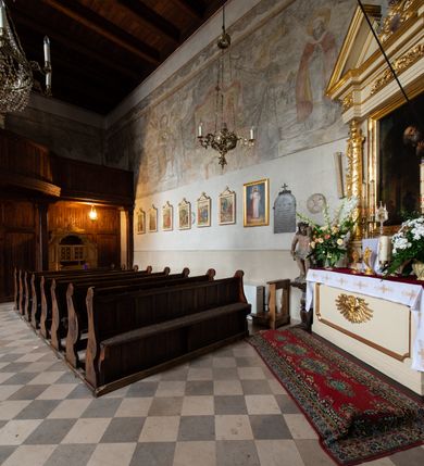 Zdjęcie nr 88: Kościół orientowany, murowany, jednonawowy z węższym prezbiterium zakończonym półkolistą absydą. Przy prezbiterium od północy znajduje się zakrystia, od południa kwadratowa kaplica św. Anny, a przy nawie od południa kruchta. Wnętrze kościoła nakryte jest nowym stropem, natomiast w kaplicy znajduje się sklepienie krzyżowo-żebrowe. Fasada zachodnia ujęta jest na narożnikach skośnymi szkarpami i zwieńczona schodkowym szczytem, podobnie zwieńczona jest kruchta południowa. Portal zachodni kamienny, z belkowaniem wspartym na dwóch liściastych konsolach ponad którymi edikula z płaskorzeźbionym krucyfiksem i klęczącymi postaciami męskimi. Na belkowaniu znajdują się dwa kartusze z herbami: po lewej herb Bończa, a nad nim litery „I” oraz „T”, a na prawo herb Szreniawa i litery „B” i „T”. Portal kruchty południowej jest również kamienny, podobny do zachodniego z inskrypcją: „IN LAVDEM ET GL[ORI]AM DEI O[MN]IP[OTENTIS] HO[NO]RE[M] / B(EATE) M(ARIAE) S(ANCTAE) V(IRGINIS) S(ANCTUS) AEGIDY ET OM(NIUM) SS. FIR. REGNÃTE [TERTIO] SIGISM[UN]DO / REGE POL[ONIAE] Z[?] HEMO[?] EP[ISCOP]O CRAC(OVIENSIS) BERN[AR]DO MACIEIOWSKI / NOVIT[ER] CAR[DINA]LI CRA[COVIENSE] DEI FACTO INTERI[M] PLEBA[N]O R[E]V[EREN]DO SEB(ASTIANO) / NAGRODIO A I SYRADIA PHI[LOSOPHI]AE DOCTORE COLLEG[I]A [MA]IORE / S. T(HEOLOGIAE) PVBLICO PROFES(SORE) PRAEP[OSI]TO S(ANCTA) AN(NAE) CRAC[OVIAE] DECIMARVM / ET FVNDI ECCL(ESIA)E HVIVS P[OST] IVRIS STREPITV(M) RESTITV / TORE ANNO OCTAVO PLEBANAT[U]S SVI. TEMPLVM HO(C) / [ dwa wiersze skute] DE&#039; / NOWO AEDIFICATVM. ET. CONSTRVCTVM. ADIVTORIO / QVORVNDÃ ANNO D[OMINI] MDCIIII MENSE SEPTEMB[RE]”. Od południa świątyni umieszczone są trzy otwory okienne w kształcie stojących prostokątów, zamkniętych łukiem półkolistym, a w prezbiterium dwa małe okrągłe okna. Kościół nakryty jest dwoma dwuspadowymi dachami, nad prezbiterium nieco niższym, nad nawą zwieńczonym wąską i wysoką sygnaturką na dzwon. Wewnątrz świątyni na skrzyżowaniu nawy i prezbiterium umocowana jest drewniana belka tęczowa z ustawionym na niej krucyfiksem i figurami Matki Boskiej i św. Jana Ewangelisty. Chór zachodni drewniany, na planie prostokąta, pośrodku półkoliście zamknięty, wsparty na sześciu filarach, od północnego zachodu z obudowaną boazerią klatką schodową. 