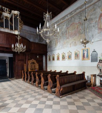 Zdjęcie nr 89: Kościół orientowany, murowany, jednonawowy z węższym prezbiterium zakończonym półkolistą absydą. Przy prezbiterium od północy znajduje się zakrystia, od południa kwadratowa kaplica św. Anny, a przy nawie od południa kruchta. Wnętrze kościoła nakryte jest nowym stropem, natomiast w kaplicy znajduje się sklepienie krzyżowo-żebrowe. Fasada zachodnia ujęta jest na narożnikach skośnymi szkarpami i zwieńczona schodkowym szczytem, podobnie zwieńczona jest kruchta południowa. Portal zachodni kamienny, z belkowaniem wspartym na dwóch liściastych konsolach ponad którymi edikula z płaskorzeźbionym krucyfiksem i klęczącymi postaciami męskimi. Na belkowaniu znajdują się dwa kartusze z herbami: po lewej herb Bończa, a nad nim litery „I” oraz „T”, a na prawo herb Szreniawa i litery „B” i „T”. Portal kruchty południowej jest również kamienny, podobny do zachodniego z inskrypcją: „IN LAVDEM ET GL[ORI]AM DEI O[MN]IP[OTENTIS] HO[NO]RE[M] / B(EATE) M(ARIAE) S(ANCTAE) V(IRGINIS) S(ANCTUS) AEGIDY ET OM(NIUM) SS. FIR. REGNÃTE [TERTIO] SIGISM[UN]DO / REGE POL[ONIAE] Z[?] HEMO[?] EP[ISCOP]O CRAC(OVIENSIS) BERN[AR]DO MACIEIOWSKI / NOVIT[ER] CAR[DINA]LI CRA[COVIENSE] DEI FACTO INTERI[M] PLEBA[N]O R[E]V[EREN]DO SEB(ASTIANO) / NAGRODIO A I SYRADIA PHI[LOSOPHI]AE DOCTORE COLLEG[I]A [MA]IORE / S. T(HEOLOGIAE) PVBLICO PROFES(SORE) PRAEP[OSI]TO S(ANCTA) AN(NAE) CRAC[OVIAE] DECIMARVM / ET FVNDI ECCL(ESIA)E HVIVS P[OST] IVRIS STREPITV(M) RESTITV / TORE ANNO OCTAVO PLEBANAT[U]S SVI. TEMPLVM HO(C) / [ dwa wiersze skute] DE' / NOWO AEDIFICATVM. ET. CONSTRVCTVM. ADIVTORIO / QVORVNDÃ ANNO D[OMINI] MDCIIII MENSE SEPTEMB[RE]”. Od południa świątyni umieszczone są trzy otwory okienne w kształcie stojących prostokątów, zamkniętych łukiem półkolistym, a w prezbiterium dwa małe okrągłe okna. Kościół nakryty jest dwoma dwuspadowymi dachami, nad prezbiterium nieco niższym, nad nawą zwieńczonym wąską i wysoką sygnaturką na dzwon. Wewnątrz świątyni na skrzyżowaniu nawy i prezbiterium umocowana jest drewniana belka tęczowa z ustawionym na niej krucyfiksem i figurami Matki Boskiej i św. Jana Ewangelisty. Chór zachodni drewniany, na planie prostokąta, pośrodku półkoliście zamknięty, wsparty na sześciu filarach, od północnego zachodu z obudowaną boazerią klatką schodową. 