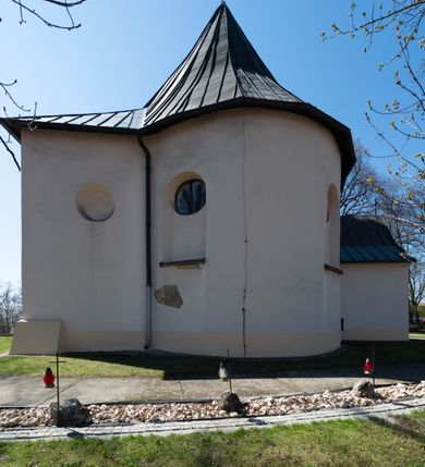 Zdjęcie nr 28: Kościół orientowany, murowany, jednonawowy z węższym prezbiterium zakończonym półkolistą absydą. Przy prezbiterium od północy znajduje się zakrystia, od południa kwadratowa kaplica św. Anny, a przy nawie od południa kruchta. Wnętrze kościoła nakryte jest nowym stropem, natomiast w kaplicy znajduje się sklepienie krzyżowo-żebrowe. Fasada zachodnia ujęta jest na narożnikach skośnymi szkarpami i zwieńczona schodkowym szczytem, podobnie zwieńczona jest kruchta południowa. Portal zachodni kamienny, z belkowaniem wspartym na dwóch liściastych konsolach ponad którymi edikula z płaskorzeźbionym krucyfiksem i klęczącymi postaciami męskimi. Na belkowaniu znajdują się dwa kartusze z herbami: po lewej herb Bończa, a nad nim litery „I” oraz „T”, a na prawo herb Szreniawa i litery „B” i „T”. Portal kruchty południowej jest również kamienny, podobny do zachodniego z inskrypcją: „IN LAVDEM ET GL[ORI]AM DEI O[MN]IP[OTENTIS] HO[NO]RE[M] / B(EATE) M(ARIAE) S(ANCTAE) V(IRGINIS) S(ANCTUS) AEGIDY ET OM(NIUM) SS. FIR. REGNÃTE [TERTIO] SIGISM[UN]DO / REGE POL[ONIAE] Z[?] HEMO[?] EP[ISCOP]O CRAC(OVIENSIS) BERN[AR]DO MACIEIOWSKI / NOVIT[ER] CAR[DINA]LI CRA[COVIENSE] DEI FACTO INTERI[M] PLEBA[N]O R[E]V[EREN]DO SEB(ASTIANO) / NAGRODIO A I SYRADIA PHI[LOSOPHI]AE DOCTORE COLLEG[I]A [MA]IORE / S. T(HEOLOGIAE) PVBLICO PROFES(SORE) PRAEP[OSI]TO S(ANCTA) AN(NAE) CRAC[OVIAE] DECIMARVM / ET FVNDI ECCL(ESIA)E HVIVS P[OST] IVRIS STREPITV(M) RESTITV / TORE ANNO OCTAVO PLEBANAT[U]S SVI. TEMPLVM HO(C) / [ dwa wiersze skute] DE&#039; / NOWO AEDIFICATVM. ET. CONSTRVCTVM. ADIVTORIO / QVORVNDÃ ANNO D[OMINI] MDCIIII MENSE SEPTEMB[RE]”. Od południa świątyni umieszczone są trzy otwory okienne w kształcie stojących prostokątów, zamkniętych łukiem półkolistym, a w prezbiterium dwa małe okrągłe okna. Kościół nakryty jest dwoma dwuspadowymi dachami, nad prezbiterium nieco niższym, nad nawą zwieńczonym wąską i wysoką sygnaturką na dzwon. Wewnątrz świątyni na skrzyżowaniu nawy i prezbiterium umocowana jest drewniana belka tęczowa z ustawionym na niej krucyfiksem i figurami Matki Boskiej i św. Jana Ewangelisty. Chór zachodni drewniany, na planie prostokąta, pośrodku półkoliście zamknięty, wsparty na sześciu filarach, od północnego zachodu z obudowaną boazerią klatką schodową. 