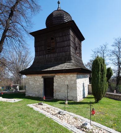 Zdjęcie nr 103: Kościół orientowany, murowany, jednonawowy z węższym prezbiterium zakończonym półkolistą absydą. Przy prezbiterium od północy znajduje się zakrystia, od południa kwadratowa kaplica św. Anny, a przy nawie od południa kruchta. Wnętrze kościoła nakryte jest nowym stropem, natomiast w kaplicy znajduje się sklepienie krzyżowo-żebrowe. Fasada zachodnia ujęta jest na narożnikach skośnymi szkarpami i zwieńczona schodkowym szczytem, podobnie zwieńczona jest kruchta południowa. Portal zachodni kamienny, z belkowaniem wspartym na dwóch liściastych konsolach ponad którymi edikula z płaskorzeźbionym krucyfiksem i klęczącymi postaciami męskimi. Na belkowaniu znajdują się dwa kartusze z herbami: po lewej herb Bończa, a nad nim litery „I” oraz „T”, a na prawo herb Szreniawa i litery „B” i „T”. Portal kruchty południowej jest również kamienny, podobny do zachodniego z inskrypcją: „IN LAVDEM ET GL[ORI]AM DEI O[MN]IP[OTENTIS] HO[NO]RE[M] / B(EATE) M(ARIAE) S(ANCTAE) V(IRGINIS) S(ANCTUS) AEGIDY ET OM(NIUM) SS. FIR. REGNÃTE [TERTIO] SIGISM[UN]DO / REGE POL[ONIAE] Z[?] HEMO[?] EP[ISCOP]O CRAC(OVIENSIS) BERN[AR]DO MACIEIOWSKI / NOVIT[ER] CAR[DINA]LI CRA[COVIENSE] DEI FACTO INTERI[M] PLEBA[N]O R[E]V[EREN]DO SEB(ASTIANO) / NAGRODIO A I SYRADIA PHI[LOSOPHI]AE DOCTORE COLLEG[I]A [MA]IORE / S. T(HEOLOGIAE) PVBLICO PROFES(SORE) PRAEP[OSI]TO S(ANCTA) AN(NAE) CRAC[OVIAE] DECIMARVM / ET FVNDI ECCL(ESIA)E HVIVS P[OST] IVRIS STREPITV(M) RESTITV / TORE ANNO OCTAVO PLEBANAT[U]S SVI. TEMPLVM HO(C) / [ dwa wiersze skute] DE&#039; / NOWO AEDIFICATVM. ET. CONSTRVCTVM. ADIVTORIO / QVORVNDÃ ANNO D[OMINI] MDCIIII MENSE SEPTEMB[RE]”. Od południa świątyni umieszczone są trzy otwory okienne w kształcie stojących prostokątów, zamkniętych łukiem półkolistym, a w prezbiterium dwa małe okrągłe okna. Kościół nakryty jest dwoma dwuspadowymi dachami, nad prezbiterium nieco niższym, nad nawą zwieńczonym wąską i wysoką sygnaturką na dzwon. Wewnątrz świątyni na skrzyżowaniu nawy i prezbiterium umocowana jest drewniana belka tęczowa z ustawionym na niej krucyfiksem i figurami Matki Boskiej i św. Jana Ewangelisty. Chór zachodni drewniany, na planie prostokąta, pośrodku półkoliście zamknięty, wsparty na sześciu filarach, od północnego zachodu z obudowaną boazerią klatką schodową. 