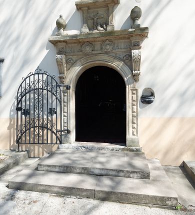 Zdjęcie nr 32: Kościół orientowany, murowany, jednonawowy z węższym prezbiterium zakończonym półkolistą absydą. Przy prezbiterium od północy znajduje się zakrystia, od południa kwadratowa kaplica św. Anny, a przy nawie od południa kruchta. Wnętrze kościoła nakryte jest nowym stropem, natomiast w kaplicy znajduje się sklepienie krzyżowo-żebrowe. Fasada zachodnia ujęta jest na narożnikach skośnymi szkarpami i zwieńczona schodkowym szczytem, podobnie zwieńczona jest kruchta południowa. Portal zachodni kamienny, z belkowaniem wspartym na dwóch liściastych konsolach ponad którymi edikula z płaskorzeźbionym krucyfiksem i klęczącymi postaciami męskimi. Na belkowaniu znajdują się dwa kartusze z herbami: po lewej herb Bończa, a nad nim litery „I” oraz „T”, a na prawo herb Szreniawa i litery „B” i „T”. Portal kruchty południowej jest również kamienny, podobny do zachodniego z inskrypcją: „IN LAVDEM ET GL[ORI]AM DEI O[MN]IP[OTENTIS] HO[NO]RE[M] / B(EATE) M(ARIAE) S(ANCTAE) V(IRGINIS) S(ANCTUS) AEGIDY ET OM(NIUM) SS. FIR. REGNÃTE [TERTIO] SIGISM[UN]DO / REGE POL[ONIAE] Z[?] HEMO[?] EP[ISCOP]O CRAC(OVIENSIS) BERN[AR]DO MACIEIOWSKI / NOVIT[ER] CAR[DINA]LI CRA[COVIENSE] DEI FACTO INTERI[M] PLEBA[N]O R[E]V[EREN]DO SEB(ASTIANO) / NAGRODIO A I SYRADIA PHI[LOSOPHI]AE DOCTORE COLLEG[I]A [MA]IORE / S. T(HEOLOGIAE) PVBLICO PROFES(SORE) PRAEP[OSI]TO S(ANCTA) AN(NAE) CRAC[OVIAE] DECIMARVM / ET FVNDI ECCL(ESIA)E HVIVS P[OST] IVRIS STREPITV(M) RESTITV / TORE ANNO OCTAVO PLEBANAT[U]S SVI. TEMPLVM HO(C) / [ dwa wiersze skute] DE' / NOWO AEDIFICATVM. ET. CONSTRVCTVM. ADIVTORIO / QVORVNDÃ ANNO D[OMINI] MDCIIII MENSE SEPTEMB[RE]”. Od południa świątyni umieszczone są trzy otwory okienne w kształcie stojących prostokątów, zamkniętych łukiem półkolistym, a w prezbiterium dwa małe okrągłe okna. Kościół nakryty jest dwoma dwuspadowymi dachami, nad prezbiterium nieco niższym, nad nawą zwieńczonym wąską i wysoką sygnaturką na dzwon. Wewnątrz świątyni na skrzyżowaniu nawy i prezbiterium umocowana jest drewniana belka tęczowa z ustawionym na niej krucyfiksem i figurami Matki Boskiej i św. Jana Ewangelisty. Chór zachodni drewniany, na planie prostokąta, pośrodku półkoliście zamknięty, wsparty na sześciu filarach, od północnego zachodu z obudowaną boazerią klatką schodową. 