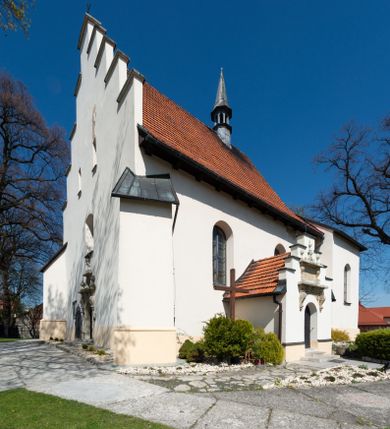 Zdjęcie nr 1: Kościół orientowany, murowany, jednonawowy z węższym prezbiterium zakończonym półkolistą absydą. Przy prezbiterium od północy znajduje się zakrystia, od południa kwadratowa kaplica św. Anny, a przy nawie od południa kruchta. Wnętrze kościoła nakryte jest nowym stropem, natomiast w kaplicy znajduje się sklepienie krzyżowo-żebrowe. Fasada zachodnia ujęta jest na narożnikach skośnymi szkarpami i zwieńczona schodkowym szczytem, podobnie zwieńczona jest kruchta południowa. Portal zachodni kamienny, z belkowaniem wspartym na dwóch liściastych konsolach ponad którymi edikula z płaskorzeźbionym krucyfiksem i klęczącymi postaciami męskimi. Na belkowaniu znajdują się dwa kartusze z herbami: po lewej herb Bończa, a nad nim litery „I” oraz „T”, a na prawo herb Szreniawa i litery „B” i „T”. Portal kruchty południowej jest również kamienny, podobny do zachodniego z inskrypcją: „IN LAVDEM ET GL[ORI]AM DEI O[MN]IP[OTENTIS] HO[NO]RE[M] / B(EATE) M(ARIAE) S(ANCTAE) V(IRGINIS) S(ANCTUS) AEGIDY ET OM(NIUM) SS. FIR. REGNÃTE [TERTIO] SIGISM[UN]DO / REGE POL[ONIAE] Z[?] HEMO[?] EP[ISCOP]O CRAC(OVIENSIS) BERN[AR]DO MACIEIOWSKI / NOVIT[ER] CAR[DINA]LI CRA[COVIENSE] DEI FACTO INTERI[M] PLEBA[N]O R[E]V[EREN]DO SEB(ASTIANO) / NAGRODIO A I SYRADIA PHI[LOSOPHI]AE DOCTORE COLLEG[I]A [MA]IORE / S. T(HEOLOGIAE) PVBLICO PROFES(SORE) PRAEP[OSI]TO S(ANCTA) AN(NAE) CRAC[OVIAE] DECIMARVM / ET FVNDI ECCL(ESIA)E HVIVS P[OST] IVRIS STREPITV(M) RESTITV / TORE ANNO OCTAVO PLEBANAT[U]S SVI. TEMPLVM HO(C) / [ dwa wiersze skute] DE' / NOWO AEDIFICATVM. ET. CONSTRVCTVM. ADIVTORIO / QVORVNDÃ ANNO D[OMINI] MDCIIII MENSE SEPTEMB[RE]”. Od południa świątyni umieszczone są trzy otwory okienne w kształcie stojących prostokątów, zamkniętych łukiem półkolistym, a w prezbiterium dwa małe okrągłe okna. Kościół nakryty jest dwoma dwuspadowymi dachami, nad prezbiterium nieco niższym, nad nawą zwieńczonym wąską i wysoką sygnaturką na dzwon. Wewnątrz świątyni na skrzyżowaniu nawy i prezbiterium umocowana jest drewniana belka tęczowa z ustawionym na niej krucyfiksem i figurami Matki Boskiej i św. Jana Ewangelisty. Chór zachodni drewniany, na planie prostokąta, pośrodku półkoliście zamknięty, wsparty na sześciu filarach, od północnego zachodu z obudowaną boazerią klatką schodową. 