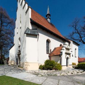 Zdjęcie nr 1: Kościół orientowany, murowany, jednonawowy z węższym prezbiterium zakończonym półkolistą absydą. Przy prezbiterium od północy znajduje się zakrystia, od południa kwadratowa kaplica św. Anny, a przy nawie od południa kruchta. Wnętrze kościoła nakryte jest nowym stropem, natomiast w kaplicy znajduje się sklepienie krzyżowo-żebrowe. Fasada zachodnia ujęta jest na narożnikach skośnymi szkarpami i zwieńczona schodkowym szczytem, podobnie zwieńczona jest kruchta południowa. Portal zachodni kamienny, z belkowaniem wspartym na dwóch liściastych konsolach ponad którymi edikula z płaskorzeźbionym krucyfiksem i klęczącymi postaciami męskimi. Na belkowaniu znajdują się dwa kartusze z herbami: po lewej herb Bończa, a nad nim litery „I” oraz „T”, a na prawo herb Szreniawa i litery „B” i „T”. Portal kruchty południowej jest również kamienny, podobny do zachodniego z inskrypcją: „IN LAVDEM ET GL[ORI]AM DEI O[MN]IP[OTENTIS] HO[NO]RE[M] / B(EATE) M(ARIAE) S(ANCTAE) V(IRGINIS) S(ANCTUS) AEGIDY ET OM(NIUM) SS. FIR. REGNÃTE [TERTIO] SIGISM[UN]DO / REGE POL[ONIAE] Z[?] HEMO[?] EP[ISCOP]O CRAC(OVIENSIS) BERN[AR]DO MACIEIOWSKI / NOVIT[ER] CAR[DINA]LI CRA[COVIENSE] DEI FACTO INTERI[M] PLEBA[N]O R[E]V[EREN]DO SEB(ASTIANO) / NAGRODIO A I SYRADIA PHI[LOSOPHI]AE DOCTORE COLLEG[I]A [MA]IORE / S. T(HEOLOGIAE) PVBLICO PROFES(SORE) PRAEP[OSI]TO S(ANCTA) AN(NAE) CRAC[OVIAE] DECIMARVM / ET FVNDI ECCL(ESIA)E HVIVS P[OST] IVRIS STREPITV(M) RESTITV / TORE ANNO OCTAVO PLEBANAT[U]S SVI. TEMPLVM HO(C) / [ dwa wiersze skute] DE' / NOWO AEDIFICATVM. ET. CONSTRVCTVM. ADIVTORIO / QVORVNDÃ ANNO D[OMINI] MDCIIII MENSE SEPTEMB[RE]”. Od południa świątyni umieszczone są trzy otwory okienne w kształcie stojących prostokątów, zamkniętych łukiem półkolistym, a w prezbiterium dwa małe okrągłe okna. Kościół nakryty jest dwoma dwuspadowymi dachami, nad prezbiterium nieco niższym, nad nawą zwieńczonym wąską i wysoką sygnaturką na dzwon. Wewnątrz świątyni na skrzyżowaniu nawy i prezbiterium umocowana jest drewniana belka tęczowa z ustawionym na niej krucyfiksem i figurami Matki Boskiej i św. Jana Ewangelisty. Chór zachodni drewniany, na planie prostokąta, pośrodku półkoliście zamknięty, wsparty na sześciu filarach, od północnego zachodu z obudowaną boazerią klatką schodową. 