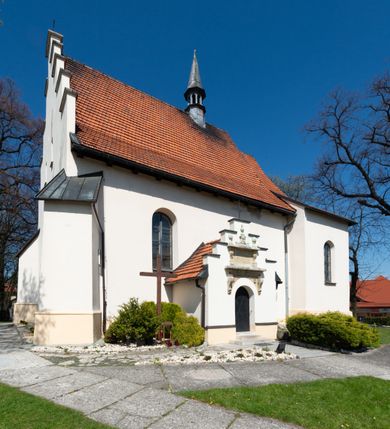 Zdjęcie nr 3: Kościół orientowany, murowany, jednonawowy z węższym prezbiterium zakończonym półkolistą absydą. Przy prezbiterium od północy znajduje się zakrystia, od południa kwadratowa kaplica św. Anny, a przy nawie od południa kruchta. Wnętrze kościoła nakryte jest nowym stropem, natomiast w kaplicy znajduje się sklepienie krzyżowo-żebrowe. Fasada zachodnia ujęta jest na narożnikach skośnymi szkarpami i zwieńczona schodkowym szczytem, podobnie zwieńczona jest kruchta południowa. Portal zachodni kamienny, z belkowaniem wspartym na dwóch liściastych konsolach ponad którymi edikula z płaskorzeźbionym krucyfiksem i klęczącymi postaciami męskimi. Na belkowaniu znajdują się dwa kartusze z herbami: po lewej herb Bończa, a nad nim litery „I” oraz „T”, a na prawo herb Szreniawa i litery „B” i „T”. Portal kruchty południowej jest również kamienny, podobny do zachodniego z inskrypcją: „IN LAVDEM ET GL[ORI]AM DEI O[MN]IP[OTENTIS] HO[NO]RE[M] / B(EATE) M(ARIAE) S(ANCTAE) V(IRGINIS) S(ANCTUS) AEGIDY ET OM(NIUM) SS. FIR. REGNÃTE [TERTIO] SIGISM[UN]DO / REGE POL[ONIAE] Z[?] HEMO[?] EP[ISCOP]O CRAC(OVIENSIS) BERN[AR]DO MACIEIOWSKI / NOVIT[ER] CAR[DINA]LI CRA[COVIENSE] DEI FACTO INTERI[M] PLEBA[N]O R[E]V[EREN]DO SEB(ASTIANO) / NAGRODIO A I SYRADIA PHI[LOSOPHI]AE DOCTORE COLLEG[I]A [MA]IORE / S. T(HEOLOGIAE) PVBLICO PROFES(SORE) PRAEP[OSI]TO S(ANCTA) AN(NAE) CRAC[OVIAE] DECIMARVM / ET FVNDI ECCL(ESIA)E HVIVS P[OST] IVRIS STREPITV(M) RESTITV / TORE ANNO OCTAVO PLEBANAT[U]S SVI. TEMPLVM HO(C) / [ dwa wiersze skute] DE' / NOWO AEDIFICATVM. ET. CONSTRVCTVM. ADIVTORIO / QVORVNDÃ ANNO D[OMINI] MDCIIII MENSE SEPTEMB[RE]”. Od południa świątyni umieszczone są trzy otwory okienne w kształcie stojących prostokątów, zamkniętych łukiem półkolistym, a w prezbiterium dwa małe okrągłe okna. Kościół nakryty jest dwoma dwuspadowymi dachami, nad prezbiterium nieco niższym, nad nawą zwieńczonym wąską i wysoką sygnaturką na dzwon. Wewnątrz świątyni na skrzyżowaniu nawy i prezbiterium umocowana jest drewniana belka tęczowa z ustawionym na niej krucyfiksem i figurami Matki Boskiej i św. Jana Ewangelisty. Chór zachodni drewniany, na planie prostokąta, pośrodku półkoliście zamknięty, wsparty na sześciu filarach, od północnego zachodu z obudowaną boazerią klatką schodową. 