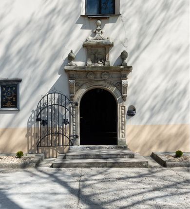 Zdjęcie nr 29: Kościół orientowany, murowany, jednonawowy z węższym prezbiterium zakończonym półkolistą absydą. Przy prezbiterium od północy znajduje się zakrystia, od południa kwadratowa kaplica św. Anny, a przy nawie od południa kruchta. Wnętrze kościoła nakryte jest nowym stropem, natomiast w kaplicy znajduje się sklepienie krzyżowo-żebrowe. Fasada zachodnia ujęta jest na narożnikach skośnymi szkarpami i zwieńczona schodkowym szczytem, podobnie zwieńczona jest kruchta południowa. Portal zachodni kamienny, z belkowaniem wspartym na dwóch liściastych konsolach ponad którymi edikula z płaskorzeźbionym krucyfiksem i klęczącymi postaciami męskimi. Na belkowaniu znajdują się dwa kartusze z herbami: po lewej herb Bończa, a nad nim litery „I” oraz „T”, a na prawo herb Szreniawa i litery „B” i „T”. Portal kruchty południowej jest również kamienny, podobny do zachodniego z inskrypcją: „IN LAVDEM ET GL[ORI]AM DEI O[MN]IP[OTENTIS] HO[NO]RE[M] / B(EATE) M(ARIAE) S(ANCTAE) V(IRGINIS) S(ANCTUS) AEGIDY ET OM(NIUM) SS. FIR. REGNÃTE [TERTIO] SIGISM[UN]DO / REGE POL[ONIAE] Z[?] HEMO[?] EP[ISCOP]O CRAC(OVIENSIS) BERN[AR]DO MACIEIOWSKI / NOVIT[ER] CAR[DINA]LI CRA[COVIENSE] DEI FACTO INTERI[M] PLEBA[N]O R[E]V[EREN]DO SEB(ASTIANO) / NAGRODIO A I SYRADIA PHI[LOSOPHI]AE DOCTORE COLLEG[I]A [MA]IORE / S. T(HEOLOGIAE) PVBLICO PROFES(SORE) PRAEP[OSI]TO S(ANCTA) AN(NAE) CRAC[OVIAE] DECIMARVM / ET FVNDI ECCL(ESIA)E HVIVS P[OST] IVRIS STREPITV(M) RESTITV / TORE ANNO OCTAVO PLEBANAT[U]S SVI. TEMPLVM HO(C) / [ dwa wiersze skute] DE&#039; / NOWO AEDIFICATVM. ET. CONSTRVCTVM. ADIVTORIO / QVORVNDÃ ANNO D[OMINI] MDCIIII MENSE SEPTEMB[RE]”. Od południa świątyni umieszczone są trzy otwory okienne w kształcie stojących prostokątów, zamkniętych łukiem półkolistym, a w prezbiterium dwa małe okrągłe okna. Kościół nakryty jest dwoma dwuspadowymi dachami, nad prezbiterium nieco niższym, nad nawą zwieńczonym wąską i wysoką sygnaturką na dzwon. Wewnątrz świątyni na skrzyżowaniu nawy i prezbiterium umocowana jest drewniana belka tęczowa z ustawionym na niej krucyfiksem i figurami Matki Boskiej i św. Jana Ewangelisty. Chór zachodni drewniany, na planie prostokąta, pośrodku półkoliście zamknięty, wsparty na sześciu filarach, od północnego zachodu z obudowaną boazerią klatką schodową. 