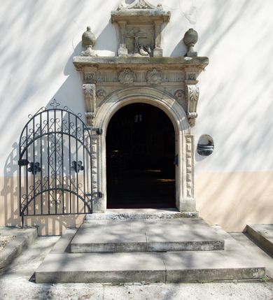 Zdjęcie nr 31: Kościół orientowany, murowany, jednonawowy z węższym prezbiterium zakończonym półkolistą absydą. Przy prezbiterium od północy znajduje się zakrystia, od południa kwadratowa kaplica św. Anny, a przy nawie od południa kruchta. Wnętrze kościoła nakryte jest nowym stropem, natomiast w kaplicy znajduje się sklepienie krzyżowo-żebrowe. Fasada zachodnia ujęta jest na narożnikach skośnymi szkarpami i zwieńczona schodkowym szczytem, podobnie zwieńczona jest kruchta południowa. Portal zachodni kamienny, z belkowaniem wspartym na dwóch liściastych konsolach ponad którymi edikula z płaskorzeźbionym krucyfiksem i klęczącymi postaciami męskimi. Na belkowaniu znajdują się dwa kartusze z herbami: po lewej herb Bończa, a nad nim litery „I” oraz „T”, a na prawo herb Szreniawa i litery „B” i „T”. Portal kruchty południowej jest również kamienny, podobny do zachodniego z inskrypcją: „IN LAVDEM ET GL[ORI]AM DEI O[MN]IP[OTENTIS] HO[NO]RE[M] / B(EATE) M(ARIAE) S(ANCTAE) V(IRGINIS) S(ANCTUS) AEGIDY ET OM(NIUM) SS. FIR. REGNÃTE [TERTIO] SIGISM[UN]DO / REGE POL[ONIAE] Z[?] HEMO[?] EP[ISCOP]O CRAC(OVIENSIS) BERN[AR]DO MACIEIOWSKI / NOVIT[ER] CAR[DINA]LI CRA[COVIENSE] DEI FACTO INTERI[M] PLEBA[N]O R[E]V[EREN]DO SEB(ASTIANO) / NAGRODIO A I SYRADIA PHI[LOSOPHI]AE DOCTORE COLLEG[I]A [MA]IORE / S. T(HEOLOGIAE) PVBLICO PROFES(SORE) PRAEP[OSI]TO S(ANCTA) AN(NAE) CRAC[OVIAE] DECIMARVM / ET FVNDI ECCL(ESIA)E HVIVS P[OST] IVRIS STREPITV(M) RESTITV / TORE ANNO OCTAVO PLEBANAT[U]S SVI. TEMPLVM HO(C) / [ dwa wiersze skute] DE' / NOWO AEDIFICATVM. ET. CONSTRVCTVM. ADIVTORIO / QVORVNDÃ ANNO D[OMINI] MDCIIII MENSE SEPTEMB[RE]”. Od południa świątyni umieszczone są trzy otwory okienne w kształcie stojących prostokątów, zamkniętych łukiem półkolistym, a w prezbiterium dwa małe okrągłe okna. Kościół nakryty jest dwoma dwuspadowymi dachami, nad prezbiterium nieco niższym, nad nawą zwieńczonym wąską i wysoką sygnaturką na dzwon. Wewnątrz świątyni na skrzyżowaniu nawy i prezbiterium umocowana jest drewniana belka tęczowa z ustawionym na niej krucyfiksem i figurami Matki Boskiej i św. Jana Ewangelisty. Chór zachodni drewniany, na planie prostokąta, pośrodku półkoliście zamknięty, wsparty na sześciu filarach, od północnego zachodu z obudowaną boazerią klatką schodową. 